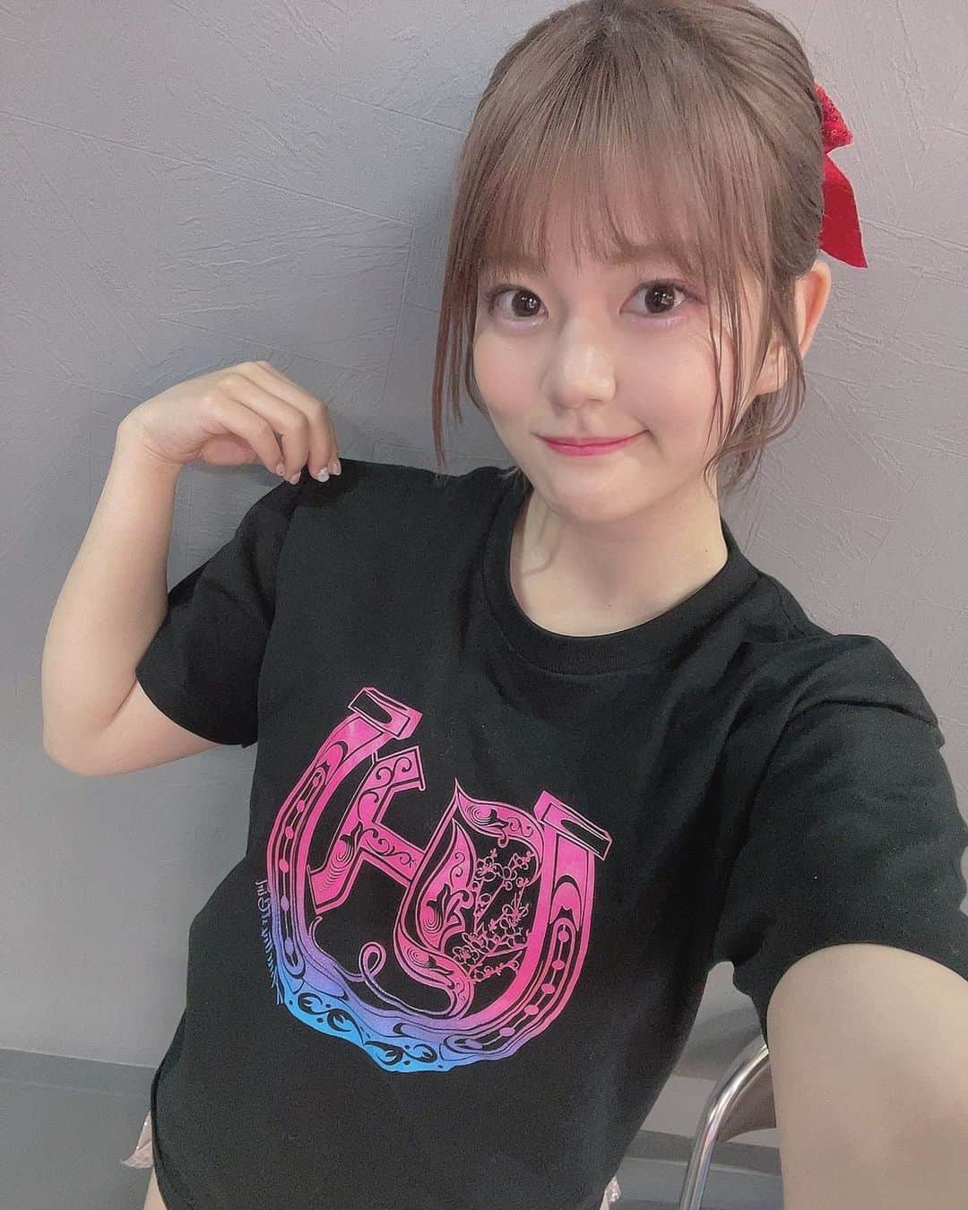 梅咲遥のインスタグラム：「新作Tシャツ、会場で着用して下さってる方が多くて嬉しい🤍」