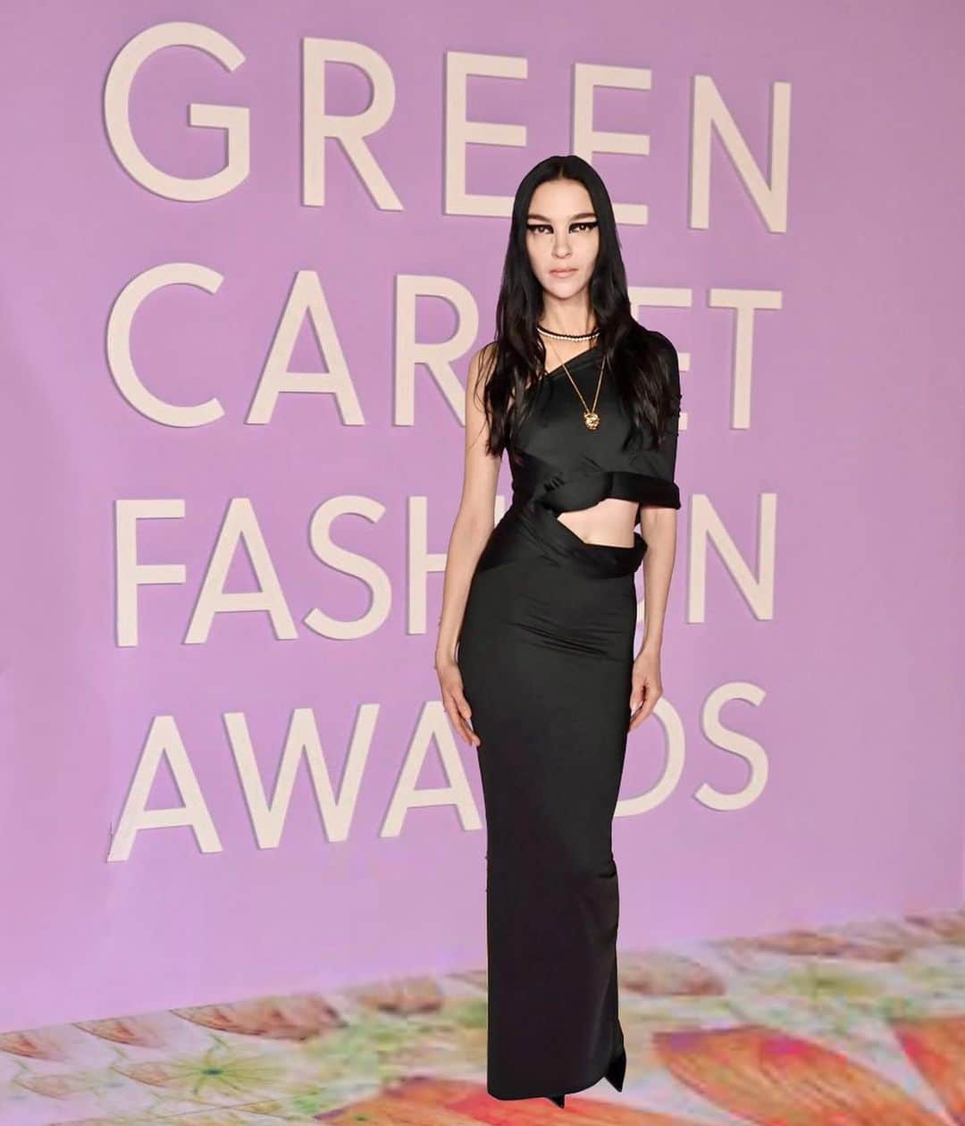 マリアカルラ・ボスコーノのインスタグラム：「It was a huge honor to attend with my @cartier family this incredible event ✨ @greencarpetfashionawards   A night with friends to celebrate all together a more conscious and sustainable Planet 💚🌎  Special thanks @liviafirth @leonardellimassimo @ecoage」