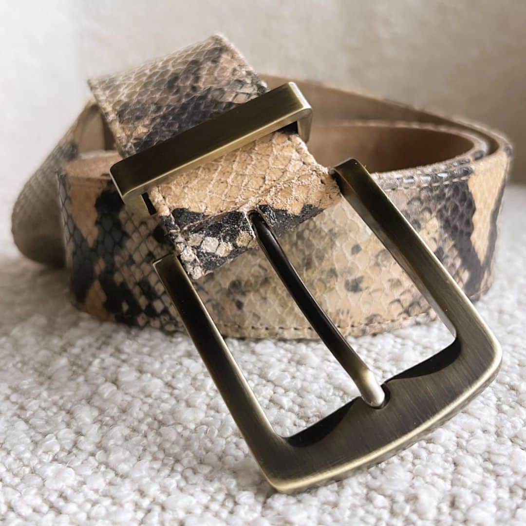 のインスタグラム：「The Alex Belt and so many new beautiful belts and bags now showing today through Thursday at LA Market at @thecooperdesignspace Suite 214 @agencyshowroom ✨ Come say hi!」