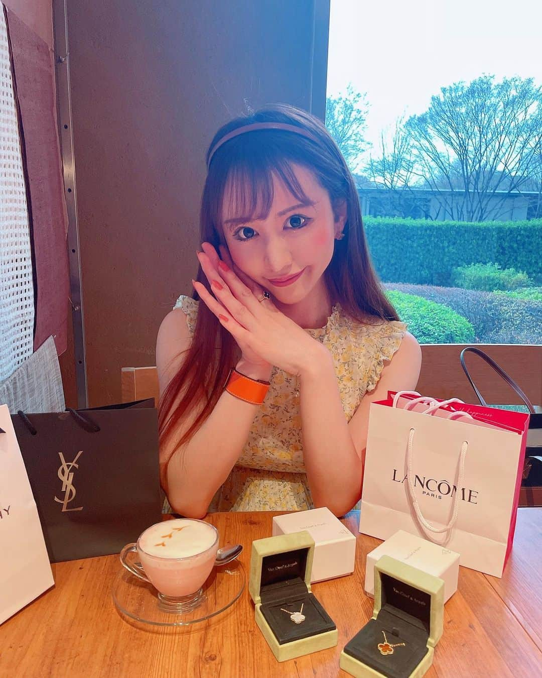 橘芹那さんのインスタグラム写真 - (橘芹那Instagram)「🏨 ʜʏᴀᴛᴛ ʀᴇɢᴇɴᴄʏ ᴛᴏᴋʏᴏ  @vancleefarpels が似合う オトナ可愛い女性になります🍀 春夏はワンピ👗沢山着たいな〜  苺畑のｱﾌﾇﾝ可愛すぎた🍓🍓🍓 @ai_rin0928 ありがとう〜💋💓  #苺 #苺スイーツ #インスタ映えスイーツ #アフタヌーンティー #アフヌン #ヌン活 #高級ホテル #ハイアットリージェンシー東京 #お誕生日 #お誕生日プレート #年齢は秘密 #年齢はただの数字 #ハイブランド #ヴァンクリーフ #ロエベ #美女 #美魔女 #アラサー女子 #モデル #キャバ嬢 #インフルエンサー #被写体 #オシャレさんと繋がりたい  #美男美女と繋がりたい #いいね #いいね返し #おすすめ」3月14日 2時00分 - serinyangram