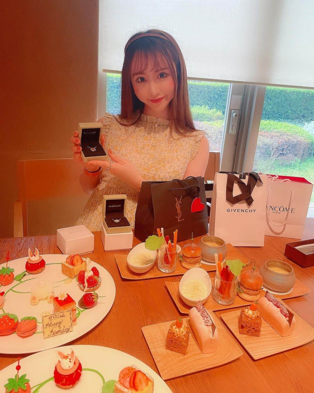 橘芹那さんのインスタグラム写真 - (橘芹那Instagram)「🏨 ʜʏᴀᴛᴛ ʀᴇɢᴇɴᴄʏ ᴛᴏᴋʏᴏ  @vancleefarpels が似合う オトナ可愛い女性になります🍀 春夏はワンピ👗沢山着たいな〜  苺畑のｱﾌﾇﾝ可愛すぎた🍓🍓🍓 @ai_rin0928 ありがとう〜💋💓  #苺 #苺スイーツ #インスタ映えスイーツ #アフタヌーンティー #アフヌン #ヌン活 #高級ホテル #ハイアットリージェンシー東京 #お誕生日 #お誕生日プレート #年齢は秘密 #年齢はただの数字 #ハイブランド #ヴァンクリーフ #ロエベ #美女 #美魔女 #アラサー女子 #モデル #キャバ嬢 #インフルエンサー #被写体 #オシャレさんと繋がりたい  #美男美女と繋がりたい #いいね #いいね返し #おすすめ」3月14日 2時00分 - serinyangram