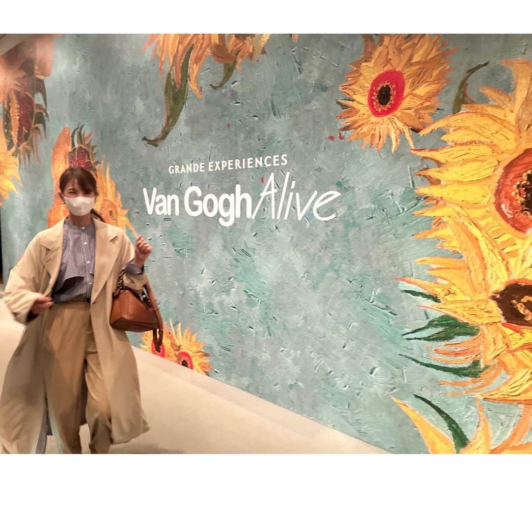 内山絵里加のインスタグラム：「・ ・ だいすきな、ゴッホの青色と黄色にかこまれてごきげん🌻 日々に追われ、大好きなものすら忘れていたところ.. 『君が好きなゴッホ、終わる前にいこう』 とわざわざ遠征して駆け込みゴッホしてくれた親友よ、 ありがとう👱🏻‍♀️❤︎ ・ とてもとても、心が潤いました🚿 さいきんの悩みは 写真を撮られる時、無意識に いわゆる"オバショット"になること。 3枚目。意図せず、友人も。笑 こうして歳をとってゆくのかしら。 それもまた乙かな。 さてさて、今週もがんばりましょう𓂃 𓈒𓏸◌‬ ・ #ゴッホ  #ゴッホ展 #ありがとう #息抜き #リフレッシュ」