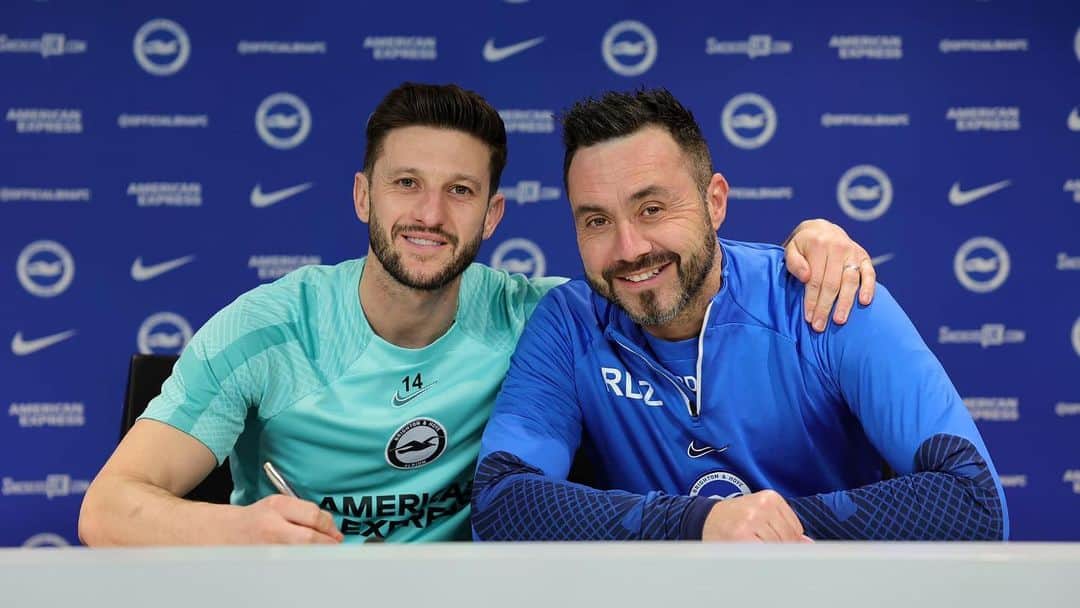 アダム・ララーナのインスタグラム：「Feel very blessed to extend my time at this amazing organisation. Put simply, this club has got under my skin. I love the place. It’s a blueprint of best practice, both on and off the pitch. The most important question I asked of myself is: can I still contribute? The answer is yes. I’ll continue to give everything I have each day to make us better - that’s my commitment to the supporters 🔵⚪️#BHAFC」