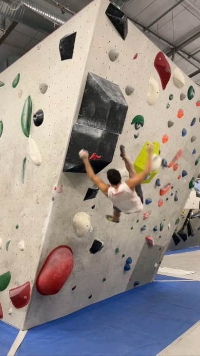シーン・マコールのインスタグラム：「Do you think I landed this trick though? ⠀⠀⠀⠀⠀⠀⠀⠀⠀ Bouldering is hard 🪨 ⠀⠀⠀⠀⠀⠀⠀⠀⠀ ⠀⠀⠀⠀⠀⠀⠀⠀⠀ ⠀⠀⠀⠀⠀⠀⠀⠀⠀ ⠀⠀⠀⠀⠀⠀⠀⠀⠀ ⠀⠀⠀⠀⠀⠀⠀⠀⠀ ⠀⠀⠀⠀⠀⠀⠀⠀⠀ ⠀⠀⠀⠀⠀⠀⠀⠀⠀ ⠀⠀⠀⠀⠀⠀⠀⠀⠀ @scarpana | @boilerroomclimbing | @flashedclimbing #climbing #train #canada #athlete #sports #power #fitness #work #workhard #workout #strength #ninja #gym #fun #climbing_photos_of_instagram #business #challenge」