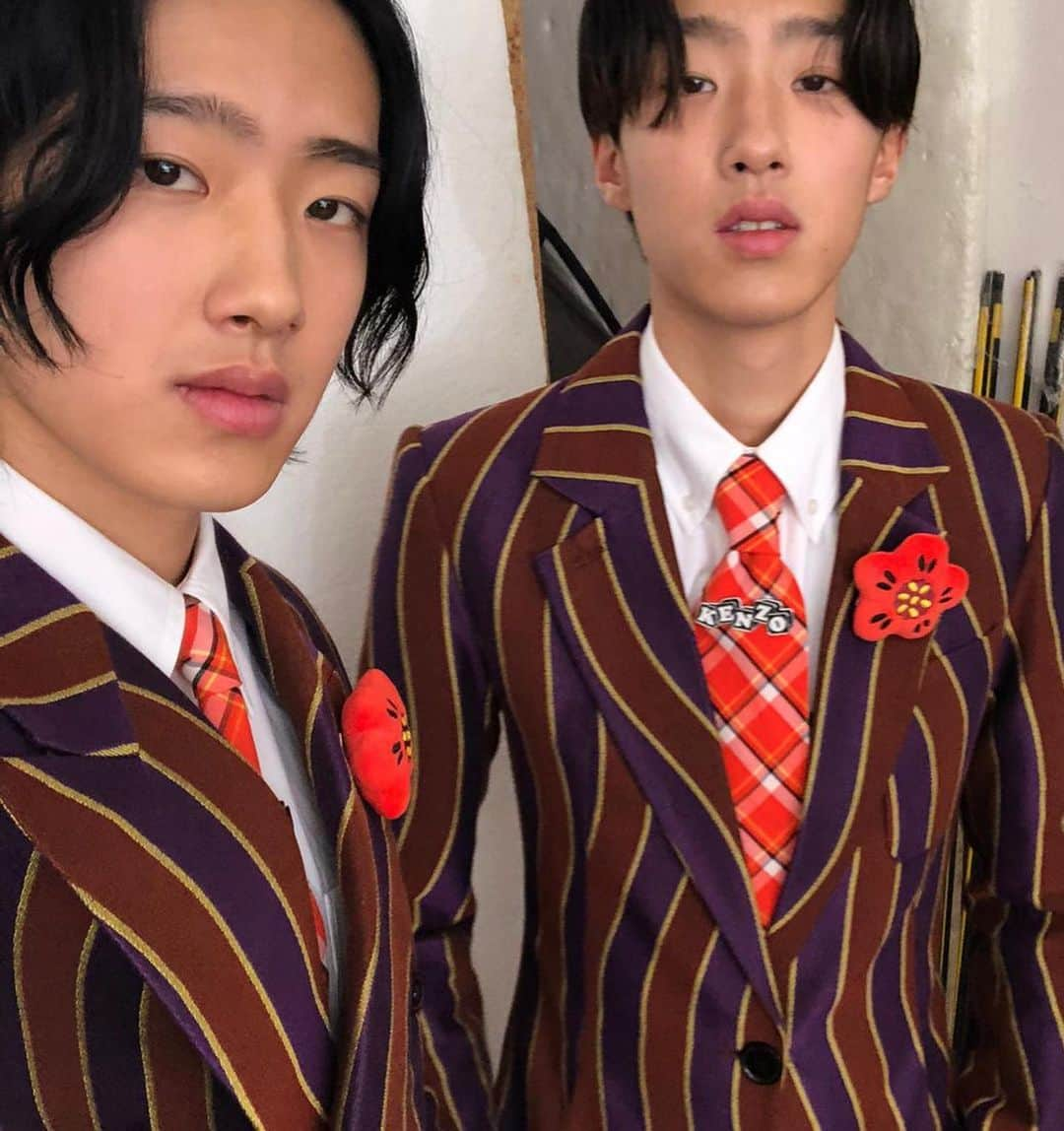 日登美のインスタグラム：「Twins wearing @kenzo SS23 for @oddamagazine   なんか気づいたら上の子 みんなヨーロッパで モデルやってるという。  見かけ日本人なのに外国で育つって タフなことがたくさんある中で ファッションの撮影現場は 愛に溢れていることが多い。 そこは様々な人種やジェンダーの 人達が年齢も性別も 国籍も超えて互いを尊重しながら 生きることをリアルに教えて くれる場でもある。 だから学校に行かせるより うんといいな、 と思わなくもない。  周りにどんな大人がいるか。 本気で生きてる大人がいるか。 強さを誇るより、弱さや 痛みを知っている大人がいるか。 思春期の子供の成長には そういう意味での環境が 偏差値より とても大切な気がしている。」