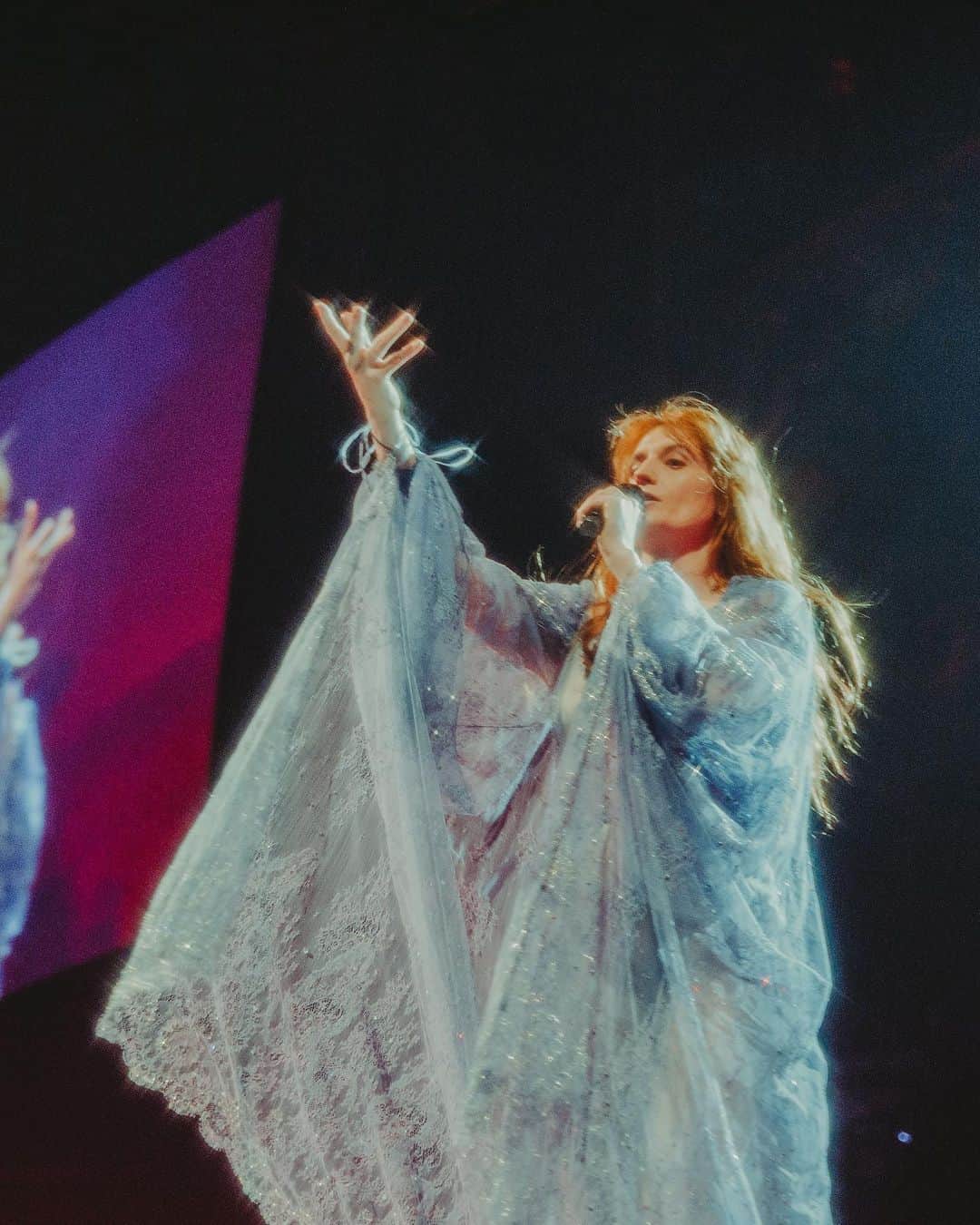 のインスタグラム：「Dance Fever Tour Australia🩸✨  Photos: @gengahrs」
