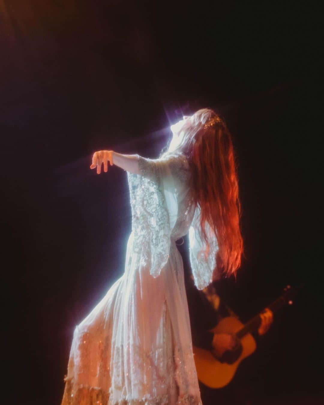のインスタグラム：「Dance Fever Tour Australia🩸✨  Photos: @gengahrs」