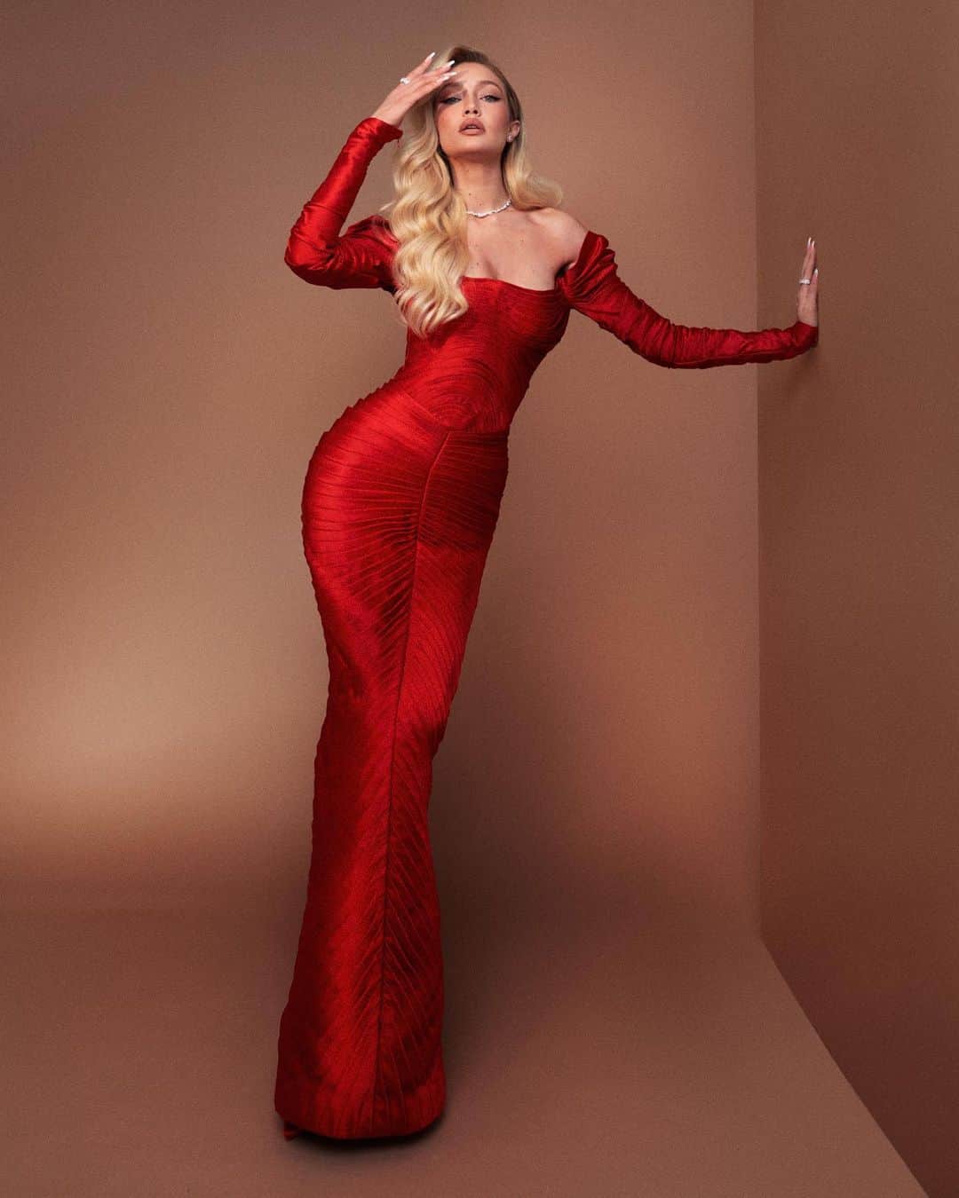 ジジ・ハディッドのインスタグラム：「Proud to wear custom by independent @zacposen for @vanityfair’s Oscar party,  by @gregswalesart @patrickta @laurapolko @mimicuttrell ❤️‍🔥🍸」