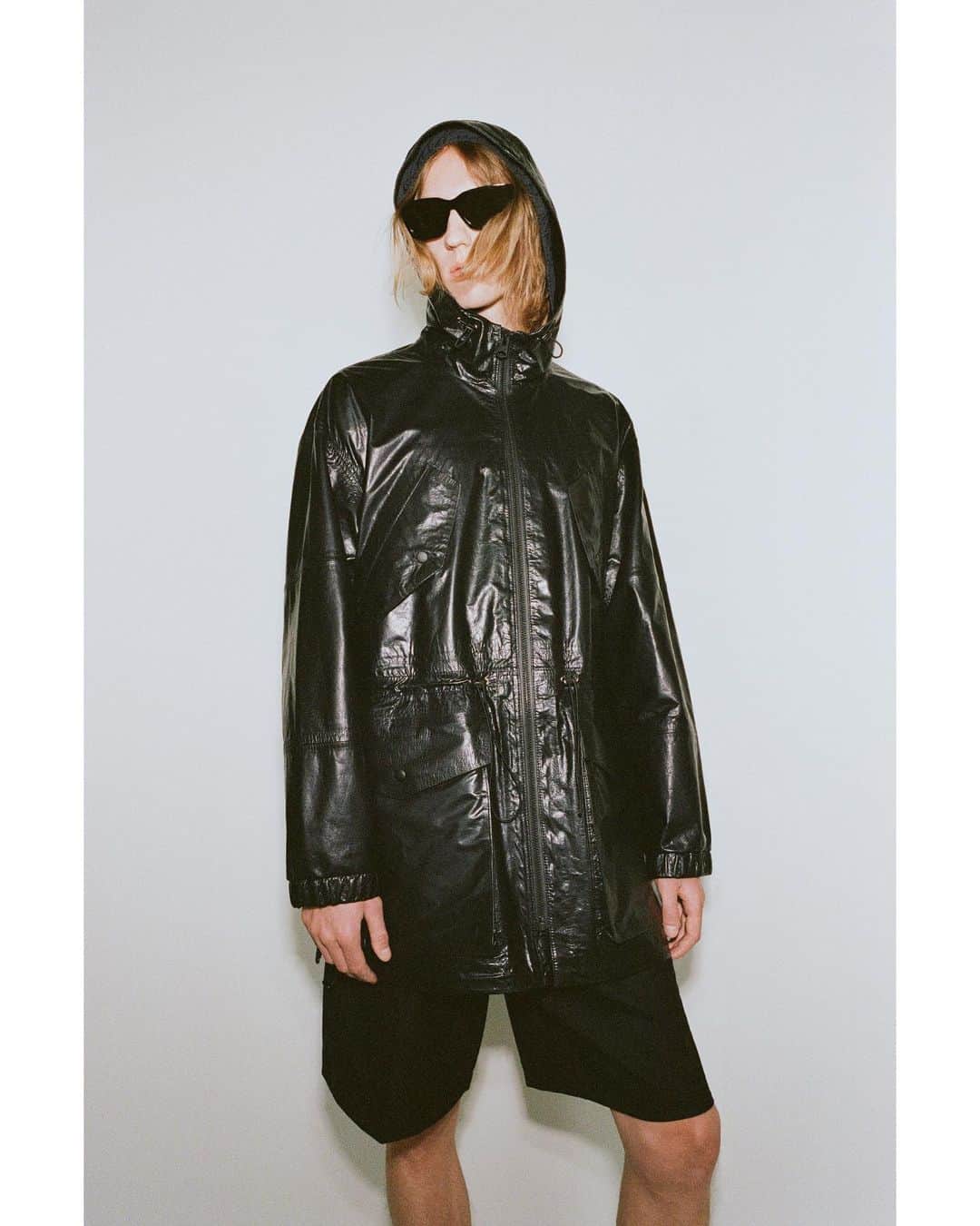 マッカージュのインスタグラム：「Versatile Leathers  The EMMET, a water repellent light leather made from a chrome-free tanning process. Technical seam seal finishing and an adjustable bungee waist offer added protection and versatility.」