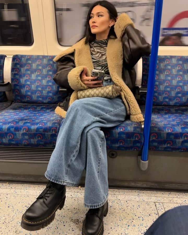 ストレンカ朝美のインスタグラム：「Feeling like a Swiftie in London.. Boy.. iykyk heheh  (I actually didn’t know until my sister let me know lol)」