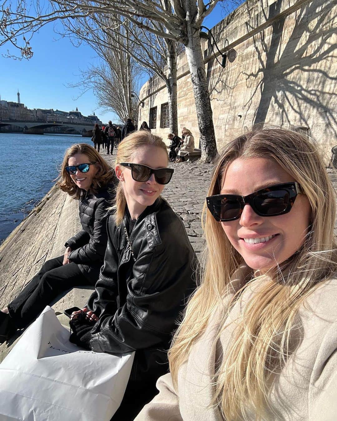アビー・チャンピオンのインスタグラム：「had some visitors join me on my trip」