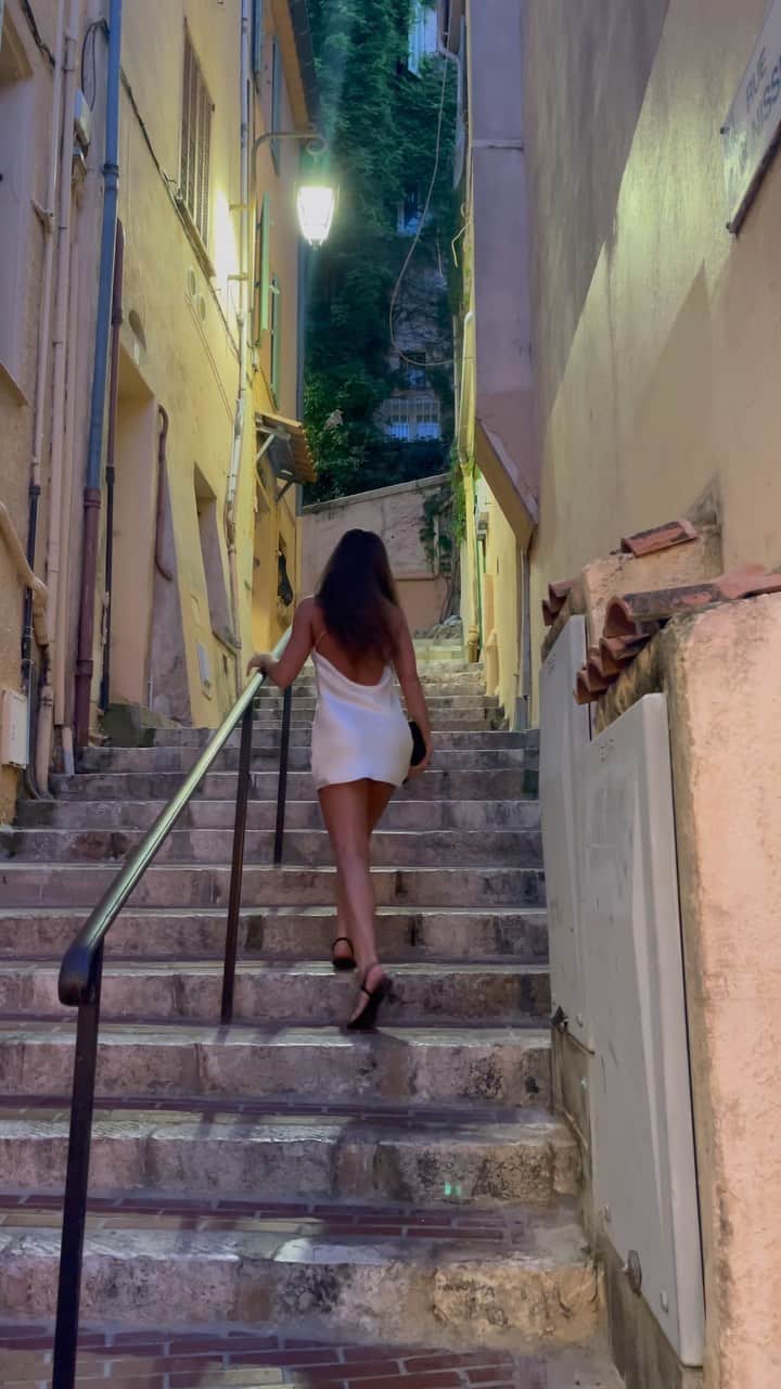 ニッキー・サンダーソンのインスタグラム：「Always smiling when I’m looking at you 🤍  #smile #smiling #happy #happygirl #youmakemehappy #love #lookback #glance #dimples #stairs #imyours」