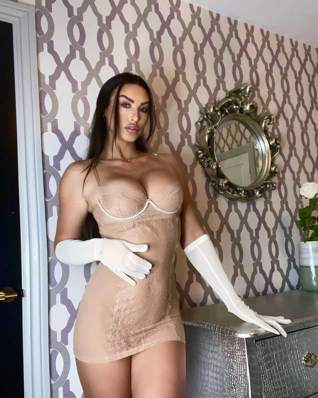 アリス・グッドウィンのインスタグラム：「Today’s Loooook = Delicious」
