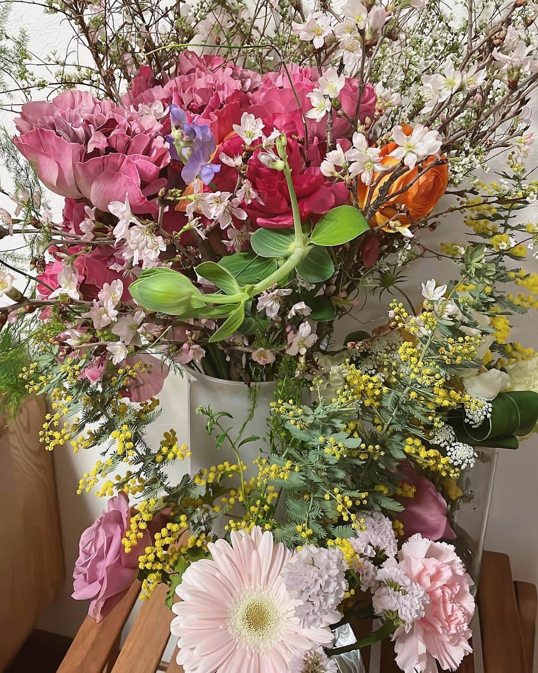 ナオさんのインスタグラム写真 - (ナオInstagram)「おはようございます☀  お誕生日にもらったお花をギュッと一箇所に集めてみたら春爛漫❤️  見ていると感謝と優しい気持ちに🥰」3月14日 9時49分 - nao_nao310
