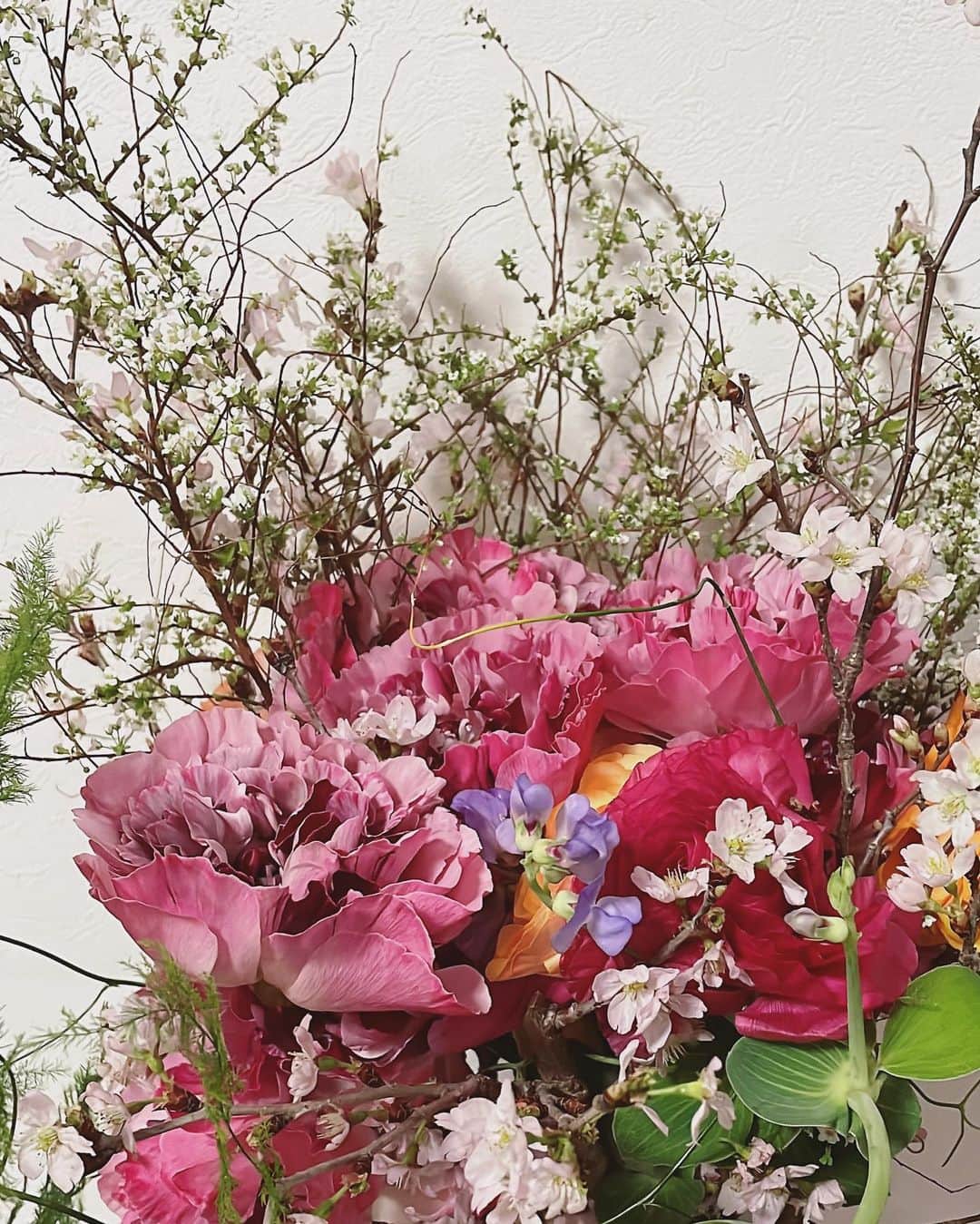 ナオさんのインスタグラム写真 - (ナオInstagram)「おはようございます☀  お誕生日にもらったお花をギュッと一箇所に集めてみたら春爛漫❤️  見ていると感謝と優しい気持ちに🥰」3月14日 9時49分 - nao_nao310