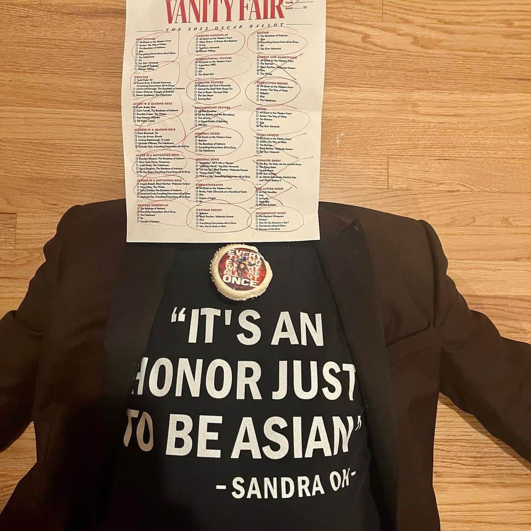 レジー・リーのインスタグラム：「Game changing! What an absolutely historic night last night! Congratulations to @michelleyeoh_official @kehuyquan and the cast and team of @everythingeverywheremovie .  #representasian #iwonthecupcake #itsanhonorjusttobeasian @bigsugarbakeshop  “For all the little boys and girls who look like me watching tonight, this a beacon of hope and possibility. This is proof that, dream big and dreams do come true. And ladies don’t let anybody tell you you are ever past your prime”  —Michelle Yeoh」