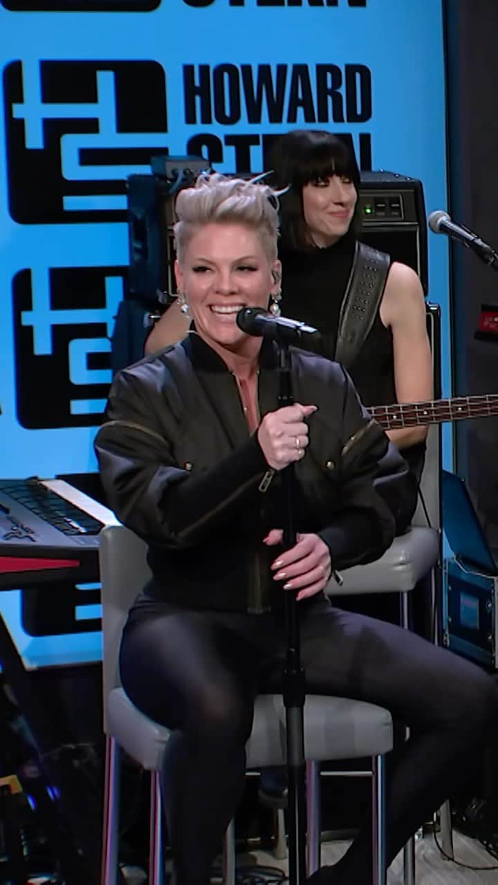 P!nk（ピンク）のインスタグラム：「How about these harmonies? 😍」