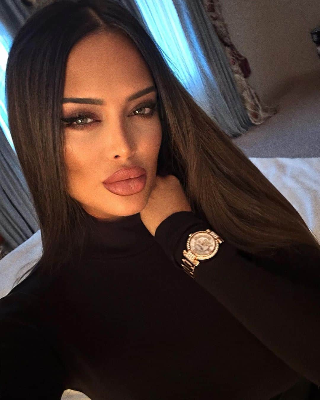 Nita Kuzminaのインスタグラム：「Женское обольщение действует на расстоянии, и дистанция есть элемент ее власти.. ♠️」