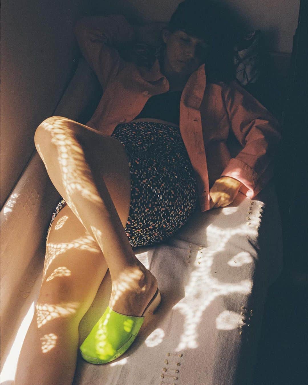のインスタグラム：「Soon to arrive the time of the year with this kind of light again ☀️!! + Rocco Nomad simple in lime  + #rosamosa #rosamosavienna #limeshoes #softsandals #yellowsandals #summerslides #yellowshoes #brightshoes #springshoes #happyshoes #wien #vienna #viennamade #schleifmühlgasse #freihausviertel #wieden  + photo @nekomunikata @maison_image  styling @svilasvila  model @marijastrajnic」