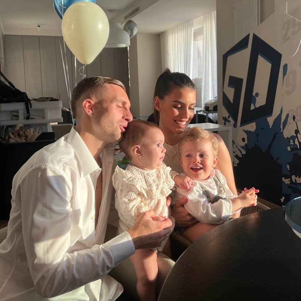 のインスタグラム：「29 años.  Periodo y meses dificiles pero el simple hecho de estar en casa y poder valorarlo/amarlo hace que lo demás quede en segundo plano.  Así, es una vida maravillosa.  Muchas gracias a todos por las felicitaciones ❤️」