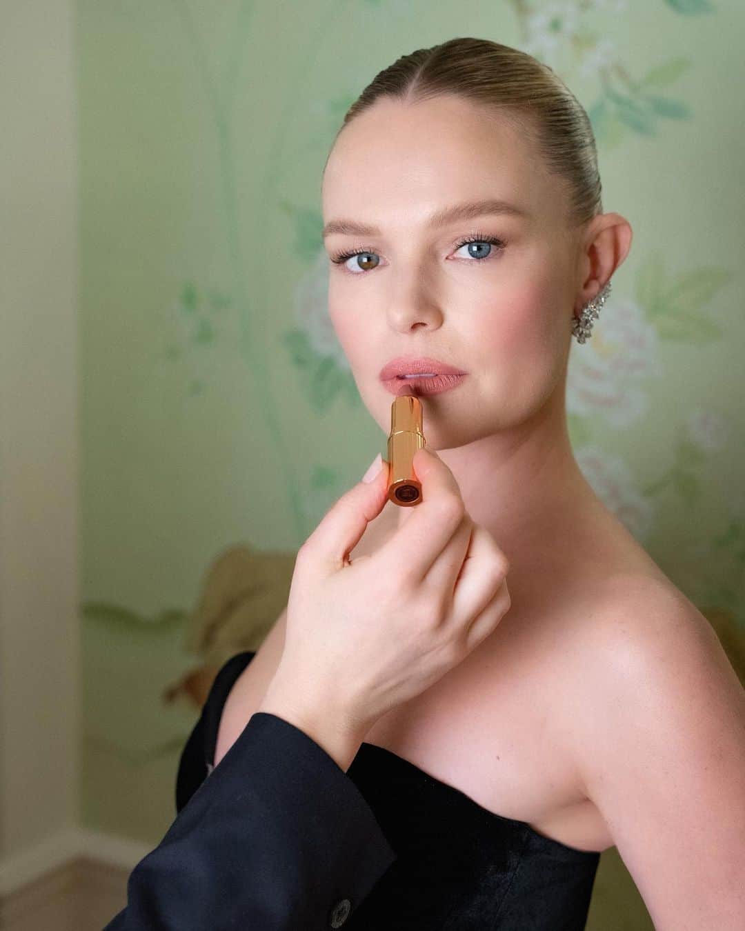 のインスタグラム：「Getting ready 💞 for @vanityfair 🥂 w/ @charlottetilbury @charlottetilburyskincare   Thank you 🫶🏻 @danadelaney @bridgetbragerhair @ashlie_johnson @faithctatro @samanthamcmillen_stylist」