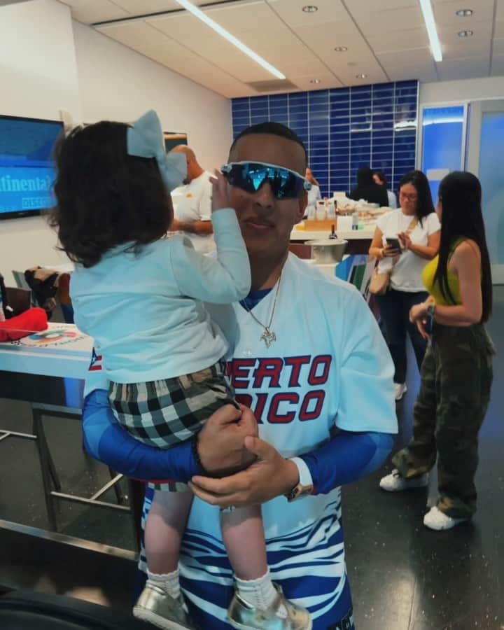 ダディー・ヤンキーのインスタグラム：「La Vida es hermosa @queenvidaisabelle ❤️‍🔥#worldbaseballclassic #legendaddy ⚾️🗺📍」