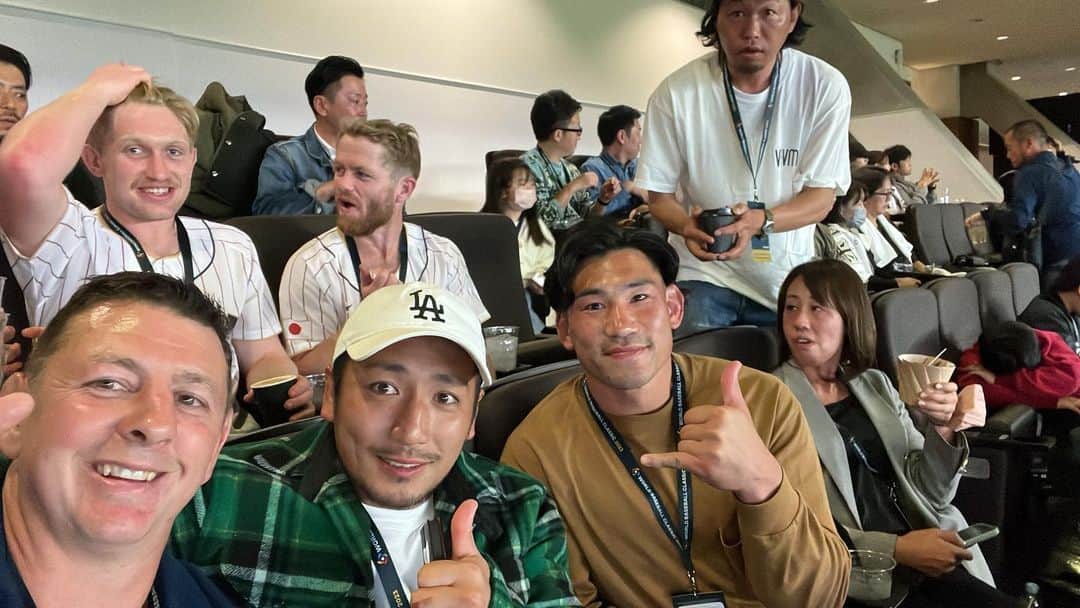 トンプソンルークのインスタグラム：「Great night watching the Samurai Japan team.  Thanks to STH for looking after us.」