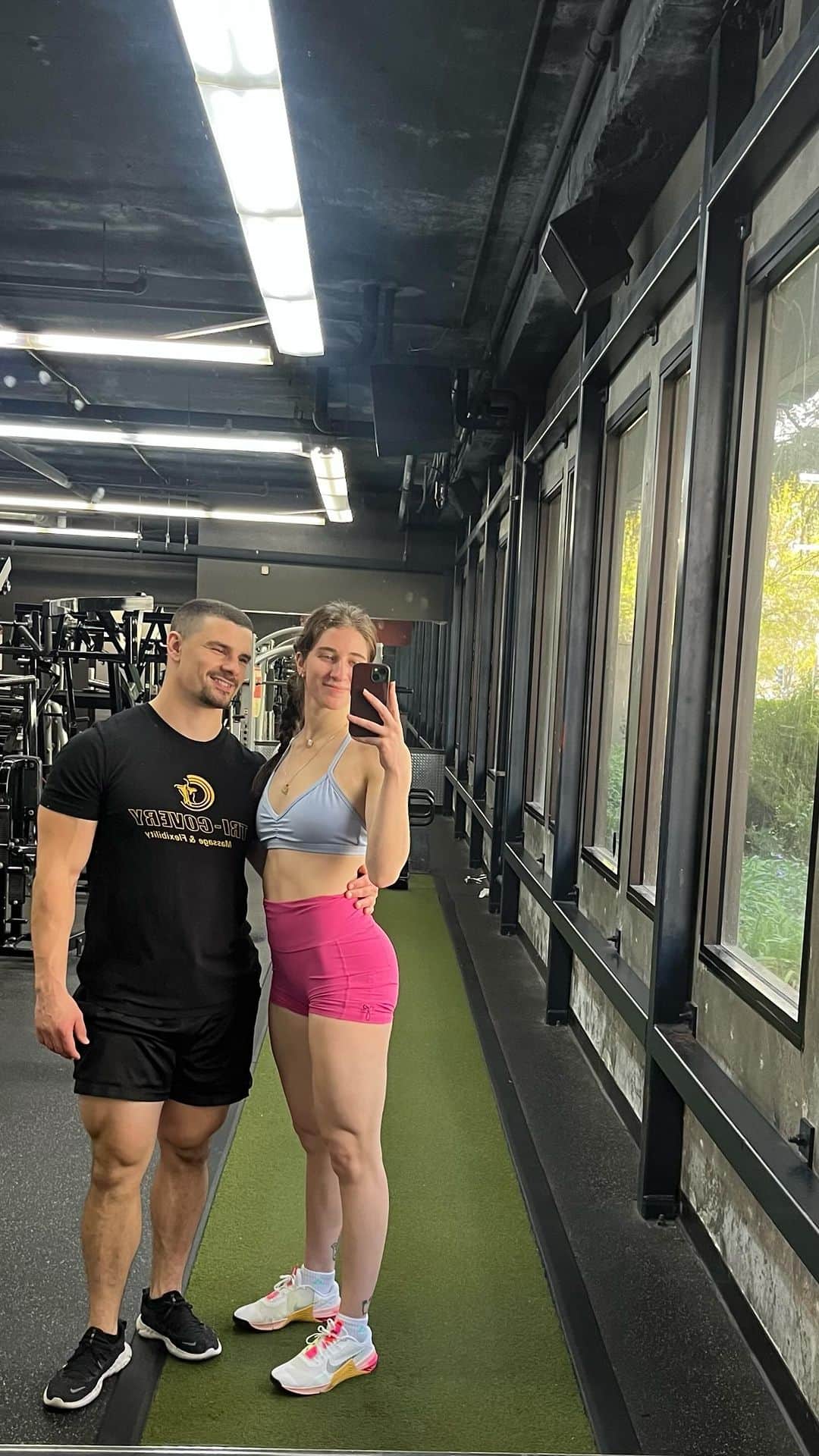 Elliana Shayna Pogrebinskyのインスタグラム：「Monday workouts are more fun together 😜   My back has not been feeling great lately and hurts with a lot of hinging motions, this workout avoided a lot of the exercises that irritated it and felt really good to do!  Give this one a try!  A1: Goblet squat heels elevated  A2: Jefferson Curl (feels so good on the back)  B1: Front sled B2: Lying leg curl  C1: Ab holds」