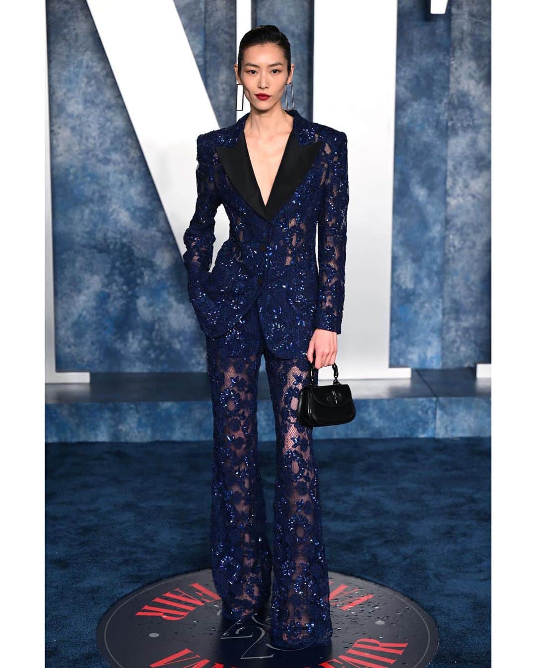 リウ・ウェンのインスタグラム：「Thank you @vanityfair for inviting me to your annual Oscar Party to celebrate the nominees and winners! What a wonderful night for all 💙 #VFOscars  Look by @gucci Styling by @dancui  Hair by @dereksyuen Makeup by @jonathanwumua @chanel.beauty Nails by @nails_by_yoko  Big thanks to the team!! You all worked so hard!」