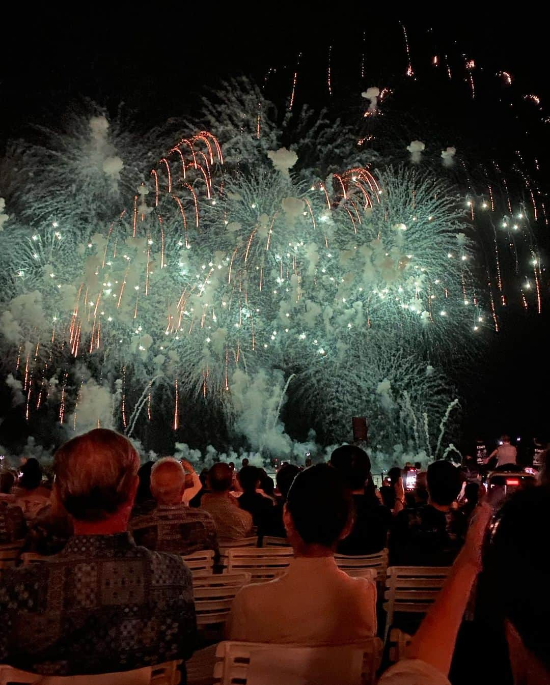 エビアン・クーのインスタグラム：「photo dump @honfestival presented beautiful fireworks 🎇 2. Celebrated my favorite girl’s engagement party - what an amazing weekend with everyone 🥰  昨日はすごく綺麗な花火 ホノルルフェスタブルが長岡花火大会をやってくれました ハワイの海で見れるのは本当にロマンチック🥰 後お友達の婚約パーティー🥳」