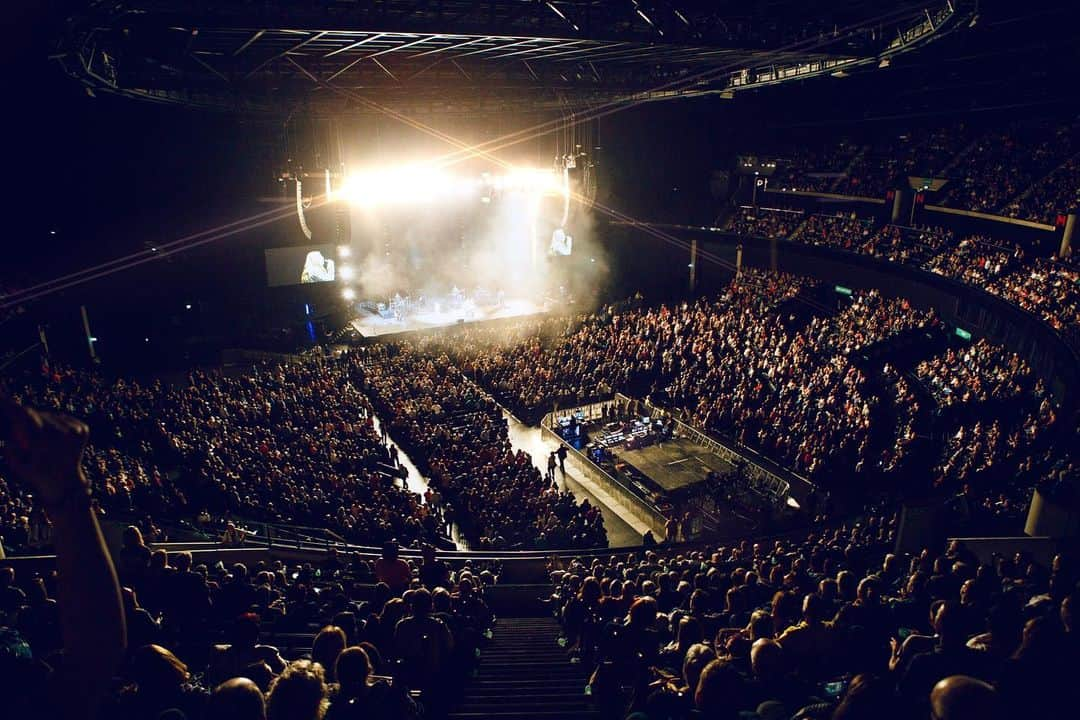 ヒラリー・スコットのインスタグラム：「Glasgow! Thank you for the warmest welcome as we closed out @c2cfestival in your city this year! We love you and are landing back in the US with full hearts. 🙏💖 📸 @hodgesusry」