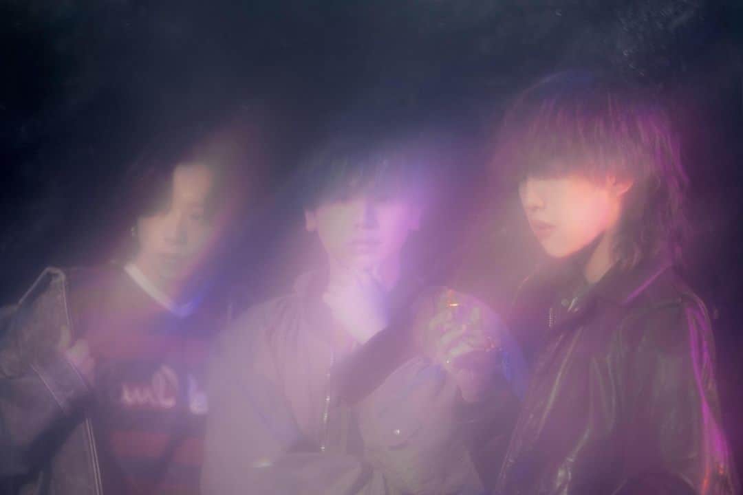 Block.fmのインスタグラム：「コラム｜『ShowMinorSavage』テーマカラー「ネイビー」から読み解く音楽、スタンス、可能性⁠ ⁠ 「ShowMinorSavageいいですよ」と薦められた。BE:FIRSTオーディションの中から生まれたBMSG所属のAile The Shota、SOTA（BE:FIRST）、MANATO（BE:FIRST）によるユニットである。⁠ ⁠ 薦められたのはいわゆる推しだから、ということではなく音楽としてかっこいいからとのことで、聞けばユニットと同名の1st EP『ShowMinorSavage』にはChaki ZuluやTRILL DYNASTYと言った、ヒップホップ好きならお馴染みの名手たちが参加しているという。⁠ ⁠ さらには自分たちのセルフプロデュース曲までバッチリ入っている。スピンオフ的な企画とは思えない気合いの入りよう。そこまで事情を知らずとも、これは紛れもなく本気のチャレンジなのだとアウトラインをなぞるだけでも分かる。⁠ ⁠ ⁠ 続きはプロフィール→Linkin.bioから👀⁠ ⁠ 🖋️ @tomohisa_mochizuki⁠ ⁠ #ShowMinorSavage⁠」