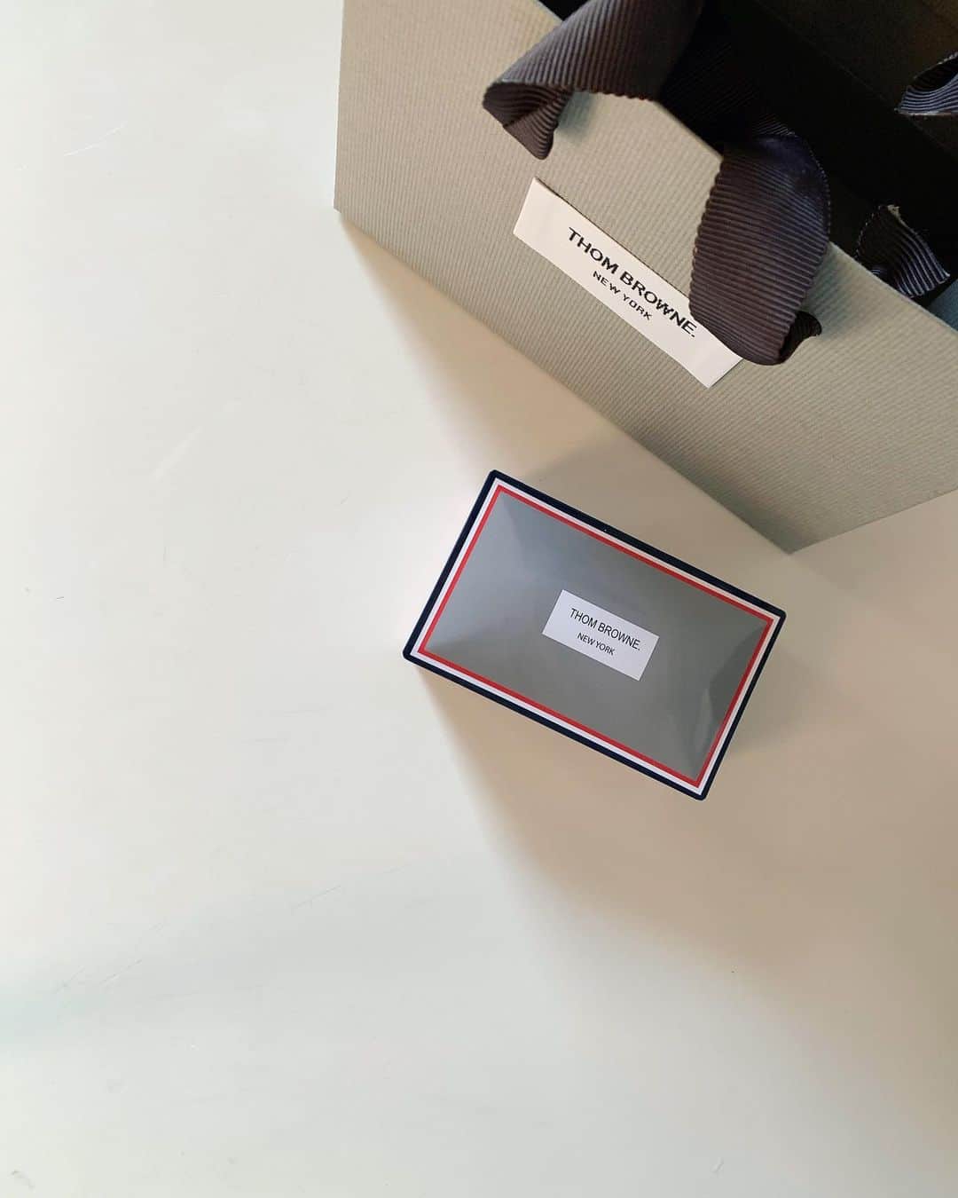海下真夕さんのインスタグラム写真 - (海下真夕Instagram)「. ち よ こ れ い と 🍫  ①-④THOM BROWNE. new york  今更ながらバレンタインデーの時のも🍫🧡 ↓ ⑤⑥Ralph's coffee（Ralph Lauren） ⑦⑧珈琲とチョコレート蕪木 🍫☕️  🐶🐻☕️🤍  この時期だけっていうの、ワクワクしますね❣️  #happy#whiteday  #valentine #chocolate  #thombrowne  #ralphscoffee  #蕪木」3月14日 19時00分 - kaigeworld