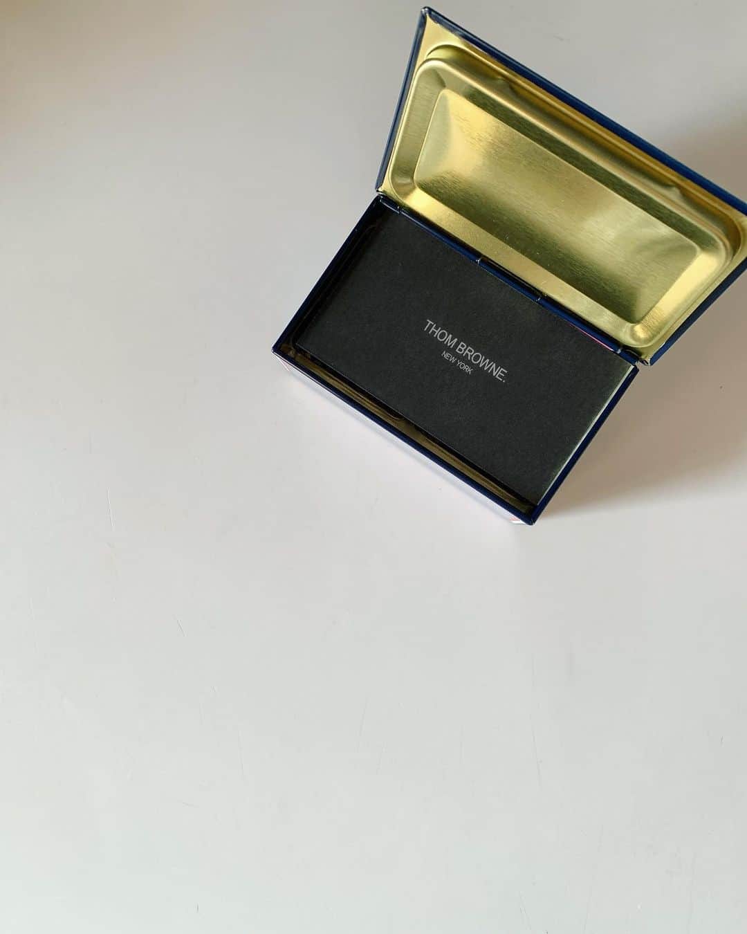 海下真夕さんのインスタグラム写真 - (海下真夕Instagram)「. ち よ こ れ い と 🍫  ①-④THOM BROWNE. new york  今更ながらバレンタインデーの時のも🍫🧡 ↓ ⑤⑥Ralph's coffee（Ralph Lauren） ⑦⑧珈琲とチョコレート蕪木 🍫☕️  🐶🐻☕️🤍  この時期だけっていうの、ワクワクしますね❣️  #happy#whiteday  #valentine #chocolate  #thombrowne  #ralphscoffee  #蕪木」3月14日 19時00分 - kaigeworld
