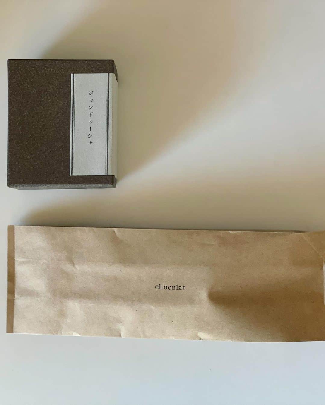 海下真夕さんのインスタグラム写真 - (海下真夕Instagram)「. ち よ こ れ い と 🍫  ①-④THOM BROWNE. new york  今更ながらバレンタインデーの時のも🍫🧡 ↓ ⑤⑥Ralph's coffee（Ralph Lauren） ⑦⑧珈琲とチョコレート蕪木 🍫☕️  🐶🐻☕️🤍  この時期だけっていうの、ワクワクしますね❣️  #happy#whiteday  #valentine #chocolate  #thombrowne  #ralphscoffee  #蕪木」3月14日 19時00分 - kaigeworld