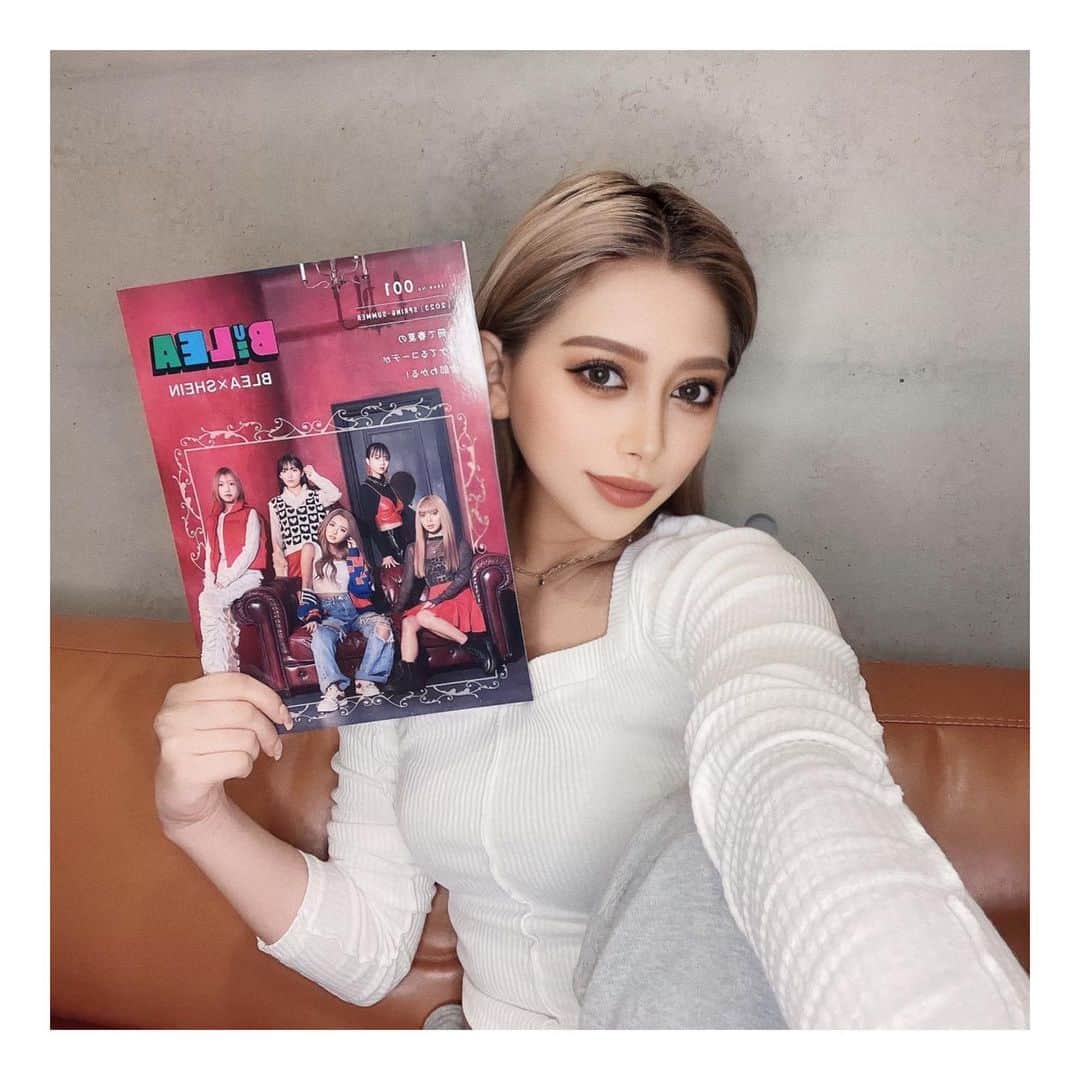 松葉愛海のインスタグラム：「高校生時代通っていた　  BLEAとSHEINがコラボしたファッション誌  【BuzLEA】の表紙をさせて頂きました📚🤍  BLEAのホームページから無料で貰えるので ぜひ皆さんGETしてみて下さい🙏🏼✨  @buzlea_official  @blea_official  #BLEA #ブレア #Bazlea」
