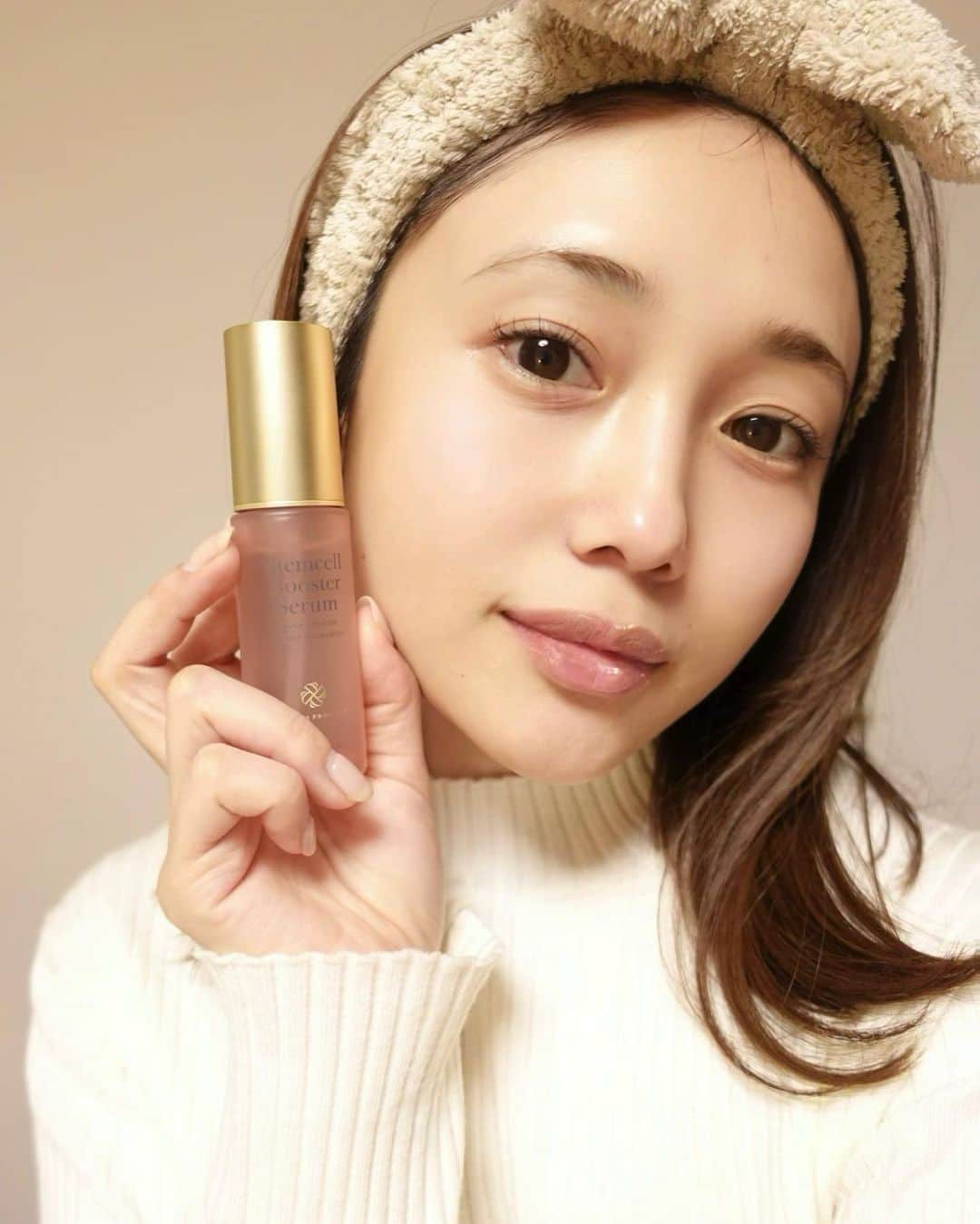 森ニーナのインスタグラム：「再生医療に特化したダリア銀座スキンクリニックが開発したステムセルブースターセラム✨ エステの後の効果も長持ちするといいなと思っていたところ 施術の効果をより引き上げてくれるそうなので、気になり使い始めました🥹 ヒト幹細胞順化培養液(新しい細胞の生まれ変わり促進)を贅沢に使い 500種類の成長因子(肌再生を手助けしてくれる)エクソソーム(しわ、シミ改善)などがお肌の活性化を手助けしてくれる仕組み◎😍 保湿力も高くてお肌のコンディションを落ち着かせ潤いとハリ感のある肌を構築してくれます🙌 朝起きてからも潤いとハリ感のあるモッチリ肌になっていて、保湿力に驚きました😮‍💨 成長因子やエクソソームが沢山入ってるようなので、お肌がだんだんと変わっていくのがこれから楽しみです💓 導入美容液なのでこの後に必ずいつものスキンケアを使ってくださいね🫶  #ダリア銀座スキンクリニック #dahliagsc  #DAHLIAPROGRAM  #幹細胞美容液 #pr」