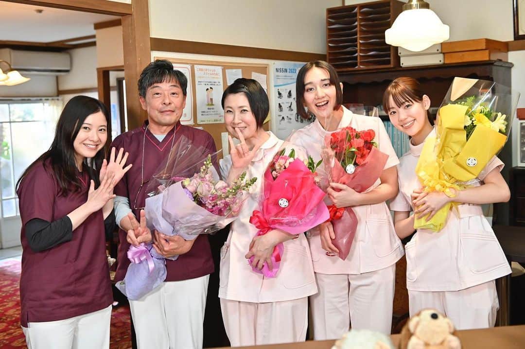 のインスタグラム：「. ／ 『#星降る夜に』 最終話 今夜9時🌌 ＼  チームマロニエ、クランクアップ💐  麻呂川院長をはじめ 温かく、いつでも帰れる、 みんなのお家のようなマロニエ🏠  最高のチームでした🥲  第８話 見逃し配信中 ➡️tver.jp/series/srkd1yr0zu  #猫背椿 #長井短 #中村里帆 #光石研」