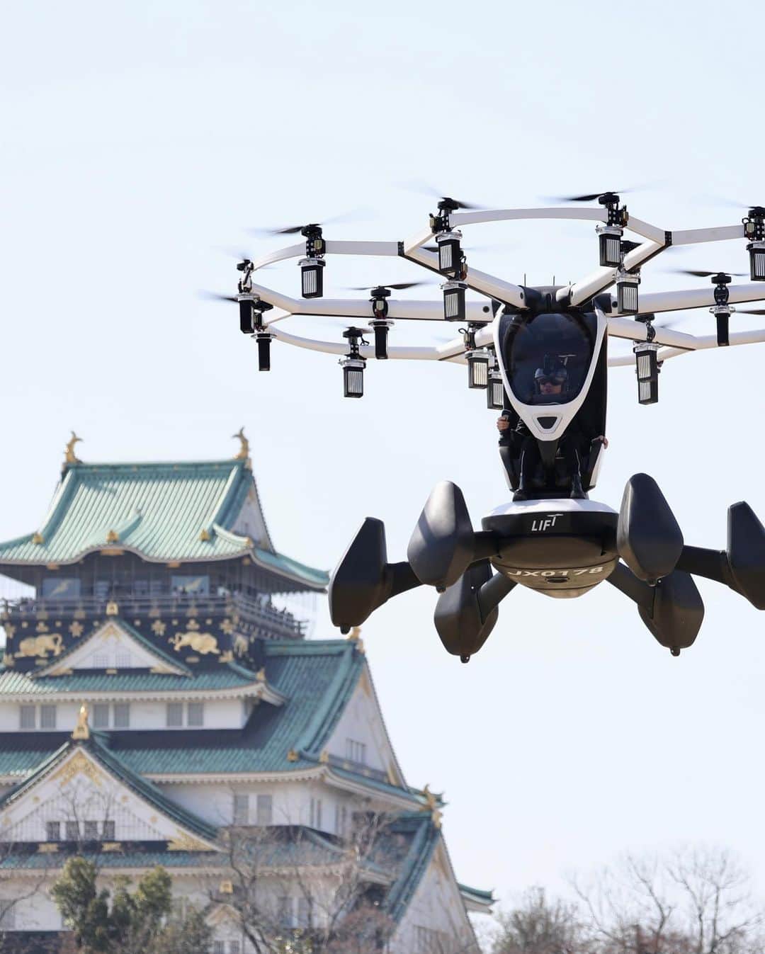 熊谷正寿さんのインスタグラム写真 - (熊谷正寿Instagram)「大阪で飛んできました  有人でパイロットが操縦するのは日本初だそうです  ｢空飛ぶクルマ｣を安心・安全に普及させるため、グループを挙げて情報＆サイバーセキュリティ技術を提供を致します  写真は今日の一日  朝一番で某式典へスーツで羽田空港  からの機内でジャンプスーツへ着替えて、  神戸空港～ヘリを操縦して夢洲・大阪ヘリポートへ  車で大阪城公園・野球場へ  羽田から2時間  プレスリリースはこちら↓ ■ 日本初公開 グループ代表 熊谷正寿がパイロットとして「空飛ぶクルマ」を実証飛行 ～安心・安全な「空の移動革命」実現への取り組み～  https://www.gmo.jp/news/article/8286/  #空飛ぶクルマ #日本初公開 #実証飛行 #セキュリティ技術 #次世代モビリティ #GMOインターネットグループ」3月14日 17時51分 - masatoshi_kumagai