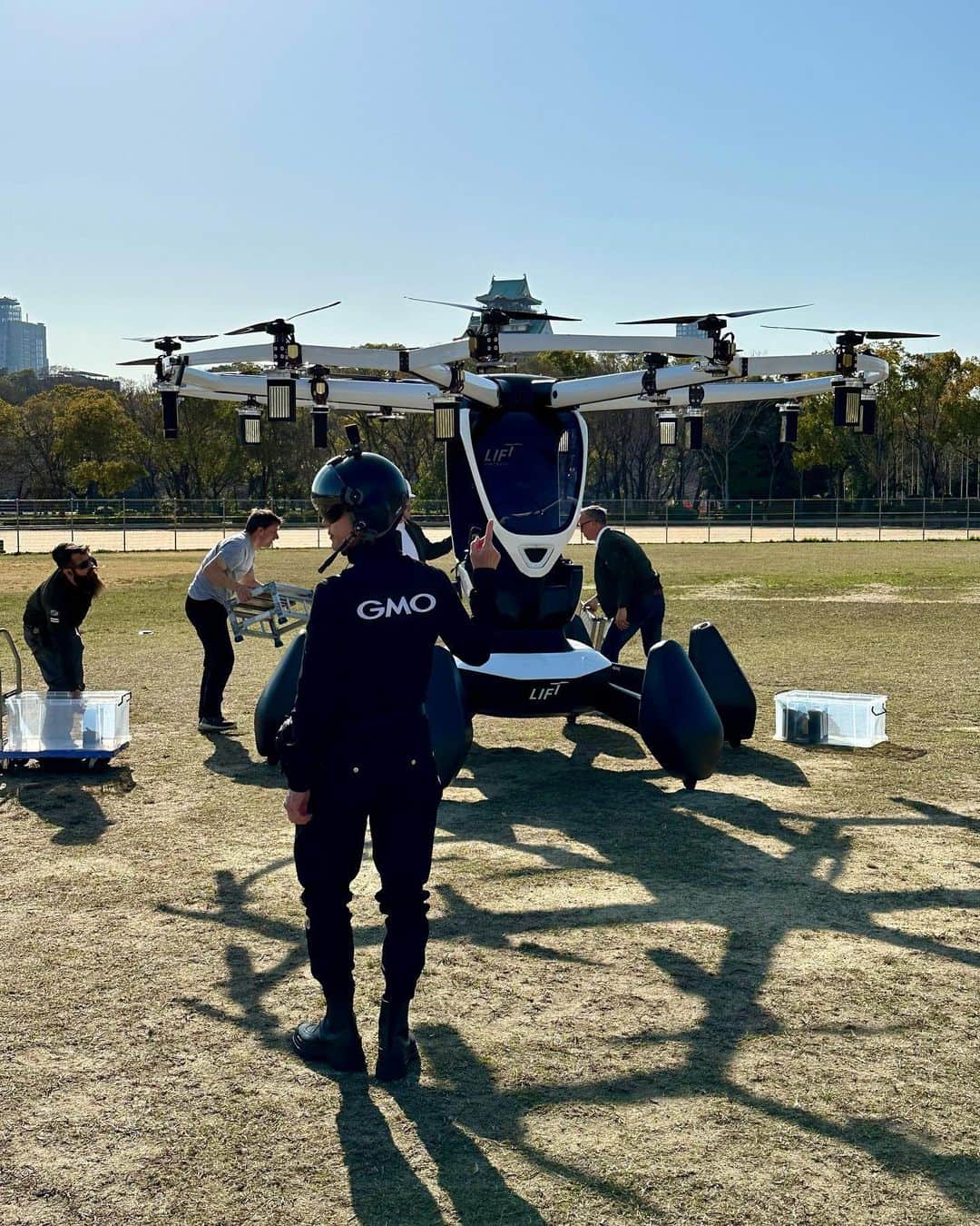 熊谷正寿さんのインスタグラム写真 - (熊谷正寿Instagram)「大阪で飛んできました  有人でパイロットが操縦するのは日本初だそうです  ｢空飛ぶクルマ｣を安心・安全に普及させるため、グループを挙げて情報＆サイバーセキュリティ技術を提供を致します  写真は今日の一日  朝一番で某式典へスーツで羽田空港  からの機内でジャンプスーツへ着替えて、  神戸空港～ヘリを操縦して夢洲・大阪ヘリポートへ  車で大阪城公園・野球場へ  羽田から2時間  プレスリリースはこちら↓ ■ 日本初公開 グループ代表 熊谷正寿がパイロットとして「空飛ぶクルマ」を実証飛行 ～安心・安全な「空の移動革命」実現への取り組み～  https://www.gmo.jp/news/article/8286/  #空飛ぶクルマ #日本初公開 #実証飛行 #セキュリティ技術 #次世代モビリティ #GMOインターネットグループ」3月14日 17時51分 - masatoshi_kumagai