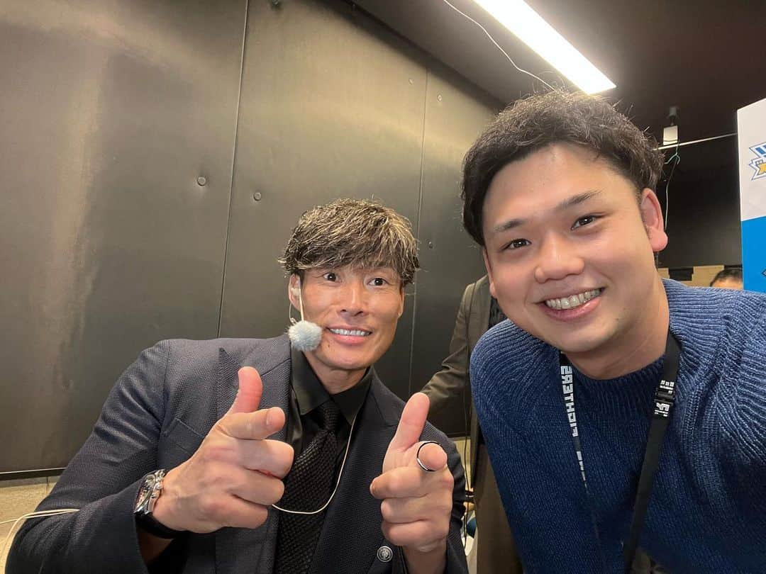 谷口雄也のインスタグラム：「放送2分前にブースにお邪魔して、糸井さんとの1枚📸 僕の憧れの大先輩はいつも優しいのです✨😊  ちなみに…ならま、ナラマ？奈良間？奈良間！と開始ギリギリまで呪文のように唱えてました🤫  #esconfieldhokkaido  #糸井嘉男 さん #憧れ  #lovefighters  #新時代」