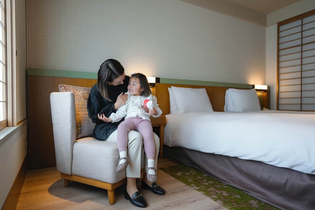 ヒルトン大阪 Hilton Osakaさんのインスタグラム写真 - (ヒルトン大阪 Hilton OsakaInstagram)「もうすぐ桜の季節🌸 春休みの旅行はご家族でヒルトン大阪へいかがでしょう👨‍👩‍👦  客室でゆったりとリラックスして過ごすのもいいですし、ヒルトン大阪を拠点に関西の観光地へお出掛けするのもおすすめです。  また、お子様連れの方も安心してご利用いただけるよう、館内レストランではキッズメニューをご用意しており、アレルギーに関してもご対応しております。  記憶に残る特別なひとときはぜひヒルトン大阪で。  宿泊のご予約は @‌hiltonosaka ホームページより。  Cherry blossom season is just around the corner!🌸  Why not plan a spring break trip to Hilton Osaka with your family?👨‍👩‍👦  Unwind in the comfort of our guest room or use Hilton Osaka as a base to explore the many sightseeing spots in the Kansai region.  We also offer children's menus at our restaurants and accommodate your dietary/allergy requirements, so you can rest assured that you and your children will be well taken care of.  For a unique and unforgettable experience, Hilton Osaka is the perfect destination.  For more details and to make a reservation, please visit our website at @hiltonosaka   ＝＝＝  #ヒルトン大阪 #春休み旅行 #大阪旅行 #関西旅行 #親子旅行 #家族旅行 #大阪ホテル #ホテルステイ #ホテルレストラン #キッズメニュー #子連れ旅行 #子連れ旅 #HiltonOsaka #OsakaHotel  #OsakaTravel #OsakaTrip #JapanTrip #FamilyTrip」3月14日 18時00分 - hiltonosaka