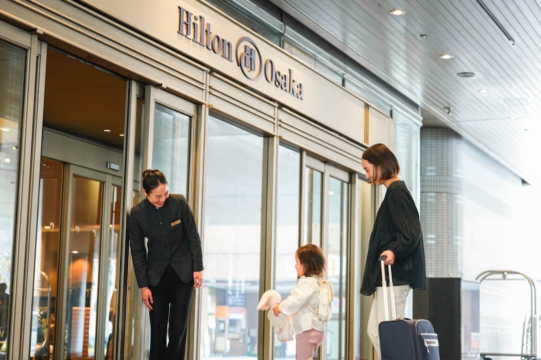 ヒルトン大阪 Hilton Osakaのインスタグラム：「もうすぐ桜の季節🌸 春休みの旅行はご家族でヒルトン大阪へいかがでしょう👨‍👩‍👦  客室でゆったりとリラックスして過ごすのもいいですし、ヒルトン大阪を拠点に関西の観光地へお出掛けするのもおすすめです。  また、お子様連れの方も安心してご利用いただけるよう、館内レストランではキッズメニューをご用意しており、アレルギーに関してもご対応しております。  記憶に残る特別なひとときはぜひヒルトン大阪で。  宿泊のご予約は @‌hiltonosaka ホームページより。  Cherry blossom season is just around the corner!🌸  Why not plan a spring break trip to Hilton Osaka with your family?👨‍👩‍👦  Unwind in the comfort of our guest room or use Hilton Osaka as a base to explore the many sightseeing spots in the Kansai region.  We also offer children's menus at our restaurants and accommodate your dietary/allergy requirements, so you can rest assured that you and your children will be well taken care of.  For a unique and unforgettable experience, Hilton Osaka is the perfect destination.  For more details and to make a reservation, please visit our website at @hiltonosaka   ＝＝＝  #ヒルトン大阪 #春休み旅行 #大阪旅行 #関西旅行 #親子旅行 #家族旅行 #大阪ホテル #ホテルステイ #ホテルレストラン #キッズメニュー #子連れ旅行 #子連れ旅 #HiltonOsaka #OsakaHotel  #OsakaTravel #OsakaTrip #JapanTrip #FamilyTrip」