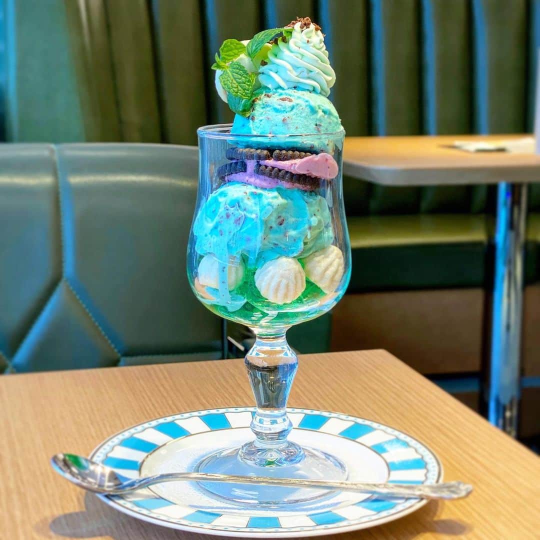 のインスタグラム：「🧼チョコミン党のためのインスタ⇒ @usiqlo🧼  【 Last MINT  Last MINTのミントパフェ 】  札幌の南北線 大通駅が最寄りのカフェ @sapporopancakelastmint さんの #チョコミントパフェ 🥄  前回伺ったときとパフェの内容が変わっていて 2度目の訪問ですがこのパフェは初😲✨  ✎𓂃𓂃𓂃𓂃𓂃𓂃𓂃𓂃𓂃𓂃𓂃𓂃𓂃𓂃𓂃𓂃𓂃𓂃𓂃𓂃  🍫チョコ感：☆☆ 🌿ミント感：☆☆☆ 😍甘さ：☆☆☆++  💰税込価格：1,480円（ドリンクセット） 🚨2023/4/1〜 価格改定予定のようです！  🗾販売場所：Last MINT さん【 @sapporopancakelastmint 】 🚉アクセス：大通駅12番出口から徒歩4分くらい  ✎𓂃𓂃𓂃𓂃𓂃𓂃𓂃𓂃𓂃𓂃𓂃𓂃𓂃𓂃𓂃𓂃𓂃𓂃𓂃𓂃  内容はこんな感じ！  🔖チョコミントアイス2玉 🔖ミントメレンゲ 🔖ブラックココアクッキー 🔖ベリーチーズクリーム 🔖ミントゼリー  以前の透明な飴がのった爽やかものとは打って変わって ややダークなピンクが印象的なパフェになりました😈💘  ルックスの通りで、お味もチョコミントアイスがメイン🍨  メレンゲは、スーッとまではしないのですが ほんのりミントの冷たさを感じました🌿🧊  ベリーチーズクリームは、ブルーベリーかな？ 甘酸っぱくて美味しかった🫐  底にあるミントゼリーは、ひんやりスッと口の中に広がり 持続するメントール感でしたよ🍃  ✎𓂃𓂃𓂃𓂃𓂃𓂃𓂃𓂃𓂃𓂃𓂃𓂃𓂃𓂃𓂃𓂃𓂃𓂃𓂃𓂃  QRコードを読み込むモバイルオーダーで、 店内は2時間制、ドリンクのみの注文は不可でした！  　　 　　 　　  #チョコミント #usiqlo_sapporo #札幌カフェ #札幌パフェ #삿포로카페　  #chocolatemint #ミントチョコ #mintchocolate #mintchocolatechip #チョコレート #チョコミン党  #うしくろくん #민트초코 #민트 #jmt #맛스타그램 #먹스타그램 #좋아요 #민초단 #薄荷巧克力」