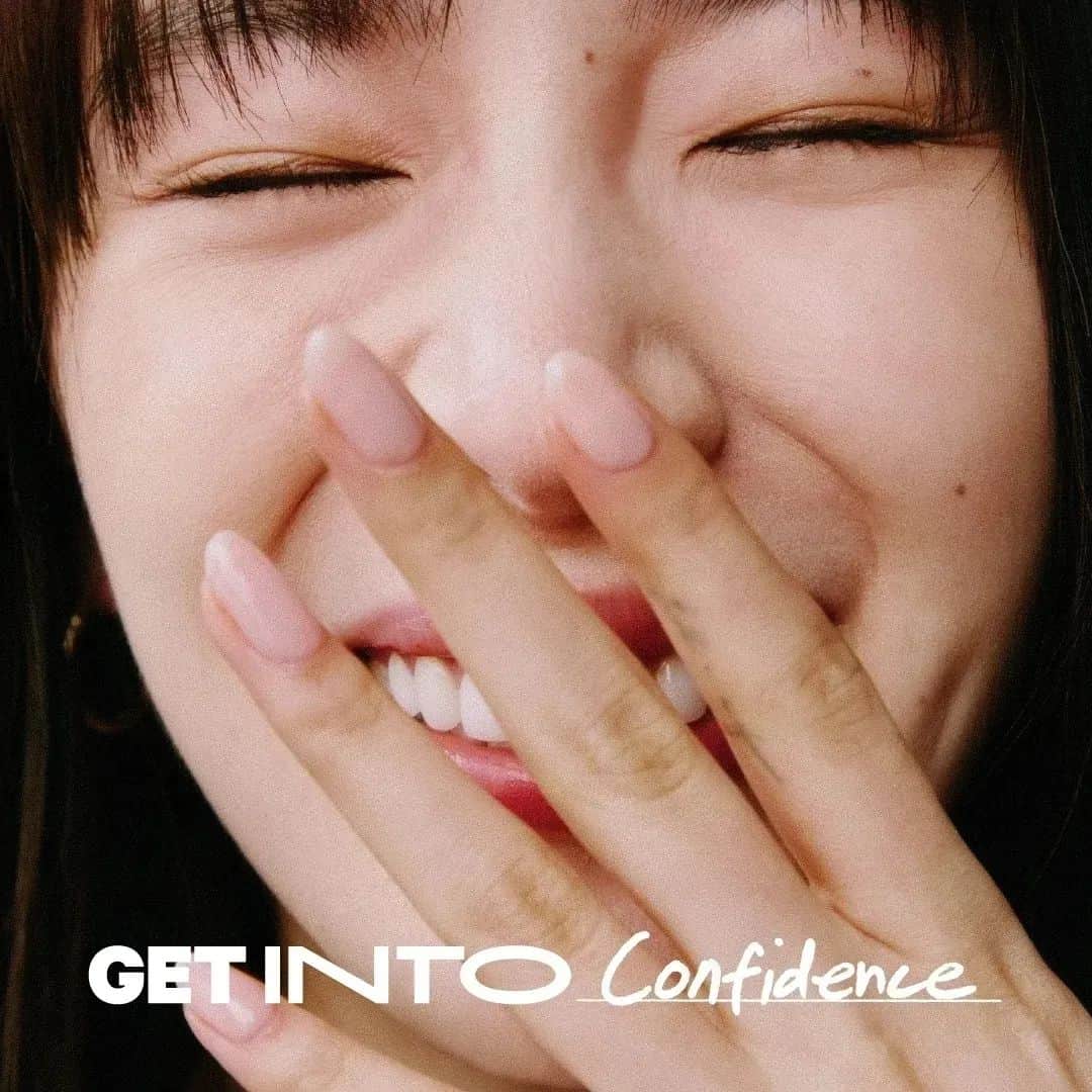 アイリーン・キムのインスタグラム：「"자신감은 타인의 기준에 맞추는 것이 아닌 나 자신의 행복에 집중하는 거예요." ⠀ 저는 다른 사람들의 평가나 시선을 통해 자신감을 얻지 않아요. 칭찬은 오히려 저를 불안하게 만들기도 하죠. 자신감은 내면 깊숙한 곳에서 우러나오는 것 같아요. 나 자신에 집중하고, 스스로를 사랑하고, 나를 행복하게 하는 일을 꾸준히 실천한다면 건강한 마음의 균형을 찾을 수 있을 거예요. ⠀ 우리 모두 자신감을 가져요. ⠀ -from Irene(@ireneisgood) ⠀ "Confidence is not caring about what other people are doing, just doing you, and being happy." ⠀ I don't derive my confidence from compliments. In fact, they can make me feel insecure. Confidence comes from within. If you focus on yourself, keep doing things that make you happy and if you love yourself, that's the core of your mental balance. ⠀ Get Into Confidence. ⠀ -from Irene(@ireneisgood)」