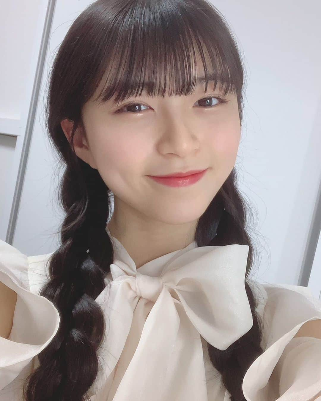 大里菜桜さんのインスタグラム写真 - (大里菜桜Instagram)「三つ編みにしても毛量がこんなにあるの😂毎朝髪をまとめるの結構大変なんだ💦  #毛量多め#ヘアセット#大里菜桜」3月14日 18時02分 - naooosato