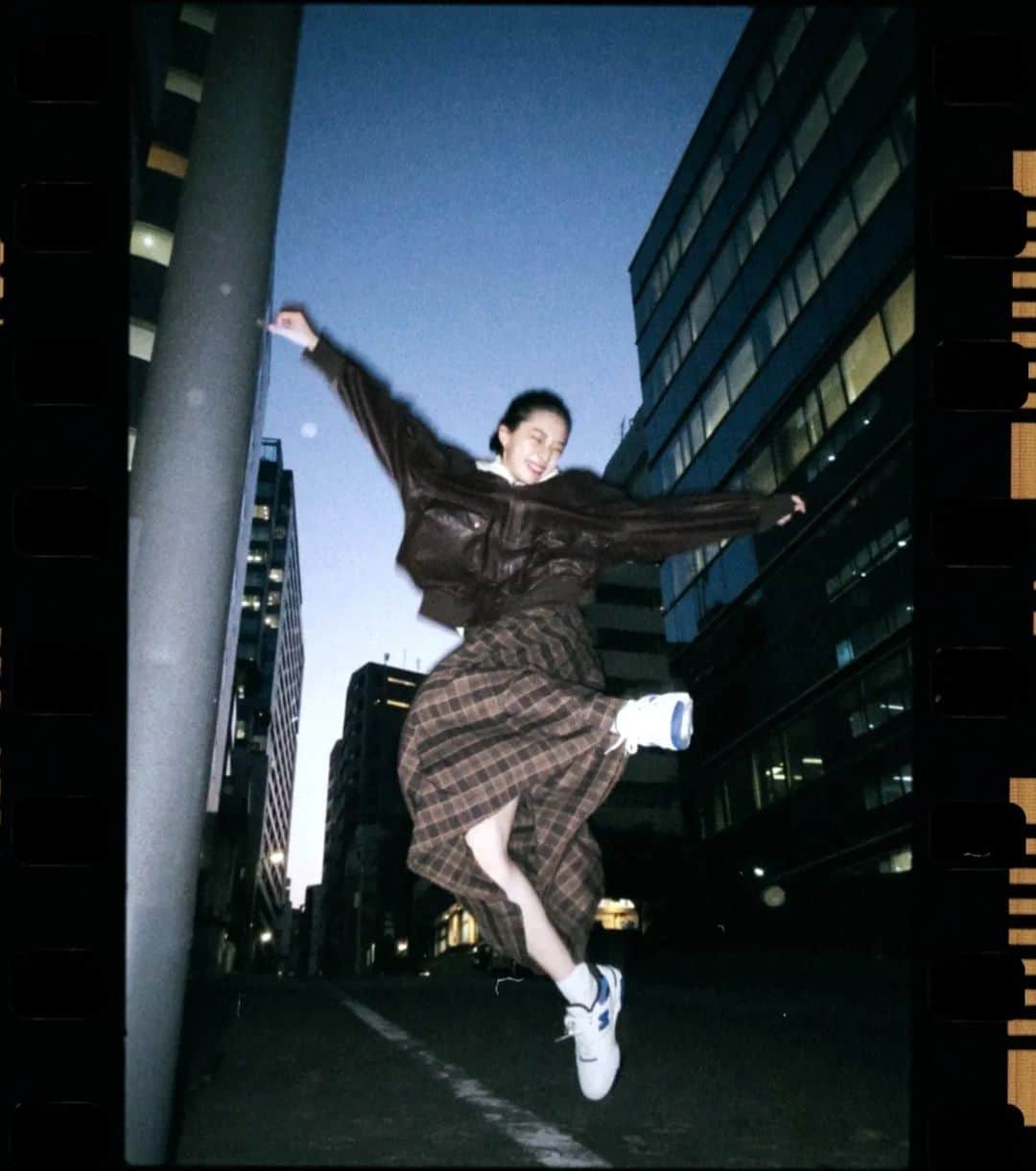 中島侑香のインスタグラム：「Thanks 🤖🌹 @newbalance 550  妹が撮ってくれました」