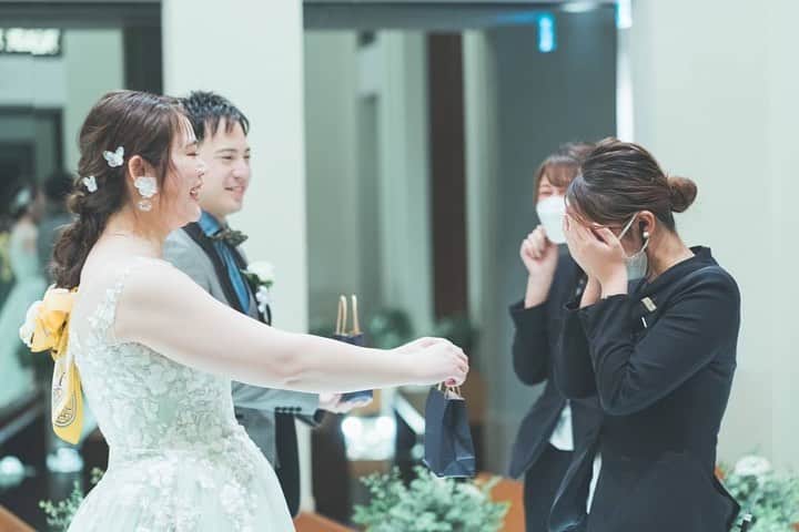 カノビアーノ福岡さんのインスタグラム写真 - (カノビアーノ福岡Instagram)「呼び出された先には•••😳  会場のご見学からご結婚式当日まで 約1年近く一緒に過ごした新郎新婦様が😭💕 そこでおふたりからのサプライズ✨  1番近くでおふたりのことをサポートさせていただいたからこそ、すべてが結んだ瞬間、おふたりと過ごした時間が蘇り、安心感と寂しさの想いが溢れた瞬間でした😊  #福岡結婚式 #福岡結婚式場 #プレ花嫁 #ウェルカムアイテム #花嫁diy #ウェディングフォト  #サプライズ  #ウェディングプランナー #カノビアーノ福岡」3月14日 18時22分 - canoviano_wedding