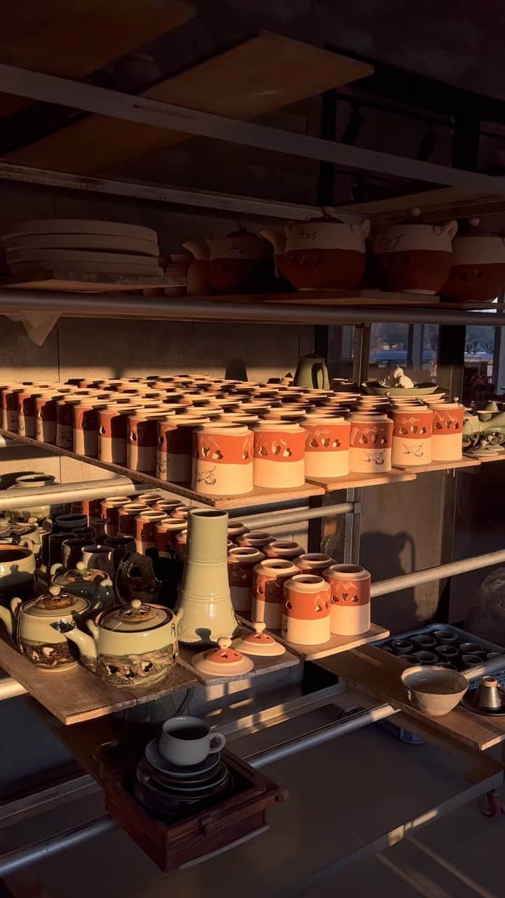 のインスタグラム：「夕陽に照らされた工房と相馬焼 Stores and Soma-yaki pottery illuminated by the setting sun.  #松永窯 #大堀相馬焼 #器を楽しむ暮らし #暮らしを楽しむ #暮らしの道具  #湯呑み #器好きと繋がりたい #ギフト #プレゼント #贈り物 #母の日 #伝統工芸 #工房 #窯元 #福島県 #浪江町 #西郷村 #somayaki #japanesecraft #japaneseculture #japanmade #japanesetableware #japanesesake #sake #fukushima #shirakawa」