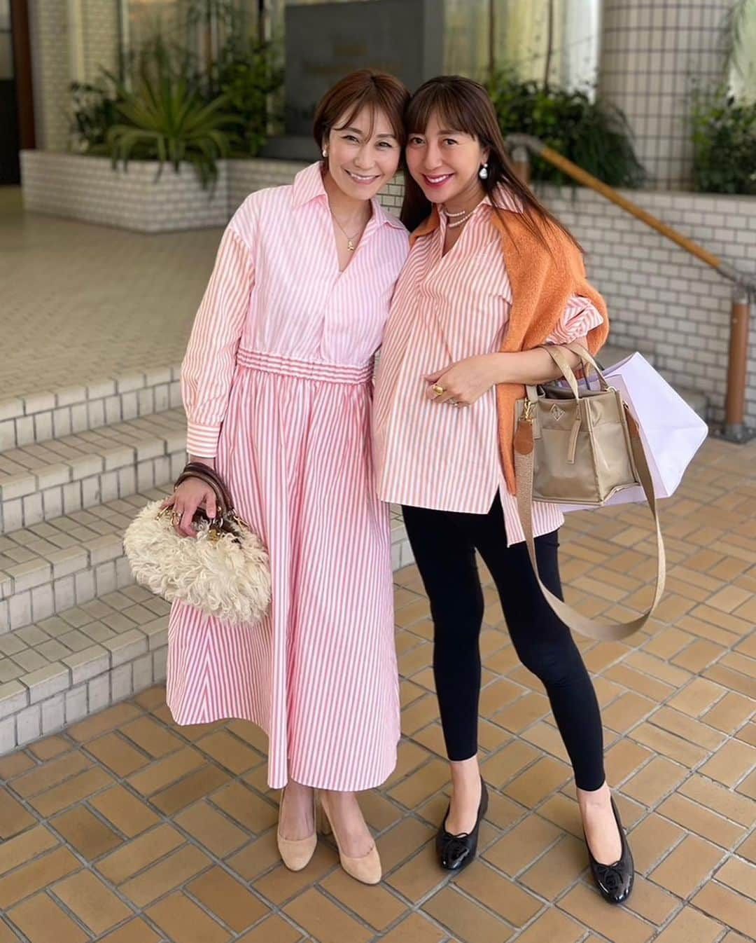 森上亜希子のインスタグラム：「今日はずっと楽しみにしていた日でした。 ゆっくりお話ししたいなぁと思っていた ひとみちゃん。  とってもチャーミングで品があって面白くて♡  のりちゃん、えりこちゃんと一緒にとにかくノンストップで喋りに喋って、それでも時間が全然足りない感じ。笑 3人ともめちゃくちゃオシャレでこんな可愛いお顔してるのにビックリするぐらい面白い🤣  そして、ひとみちゃんとはゆっくりお話しするのは初めてだったのに、なんか初めてじゃない感じがして、何なんだろうこの感じ。すごく居心地が良くて。  もうすぐ、可愛い可愛い双子ちゃんが産まれてきます♡♡ 楽しみでしょうがない‼️ ただただ、可愛い妊婦ちゃん🤰 ひとみちゃん、出産頑張ってね♡  私はひとみちゃんがデザインした @jnhearts のワンピースを着ていて、ひとみちゃんは、シャツを着ていてリンクコーデみたいになりました😘  これからの季節が楽しみな可愛いワンピース👗  また、産後に会えるの楽しみにしてるよ〜‼️  ひとみちゃん、のりちゃん、えりこちゃん、今日はありがとう♡  #幸せな時間 #新たな出会い #感謝 #tennis #tennisplayer #テニス #lovefashion #40代コーデ  #3人のママ」